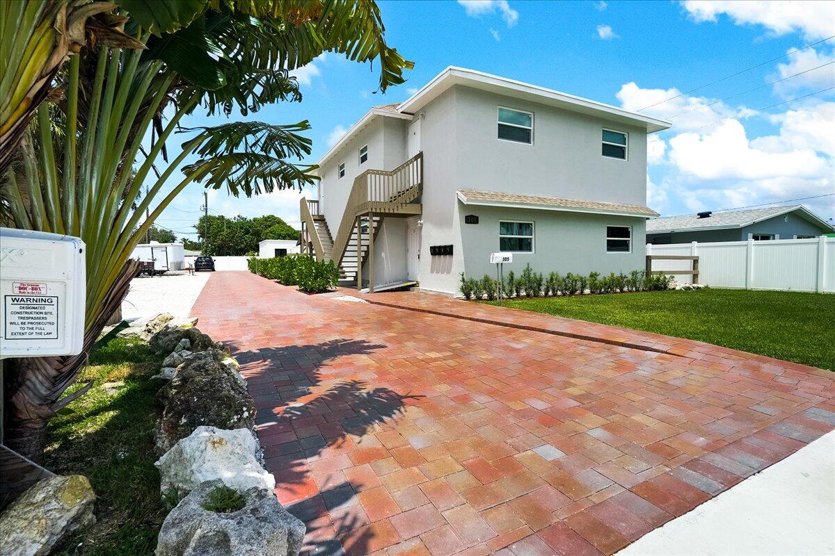 Foto de propiedad en 305 Cypress Drive E 1,2,3,4,5, Lake Park, FL 33403 Lake Park con MLS# 