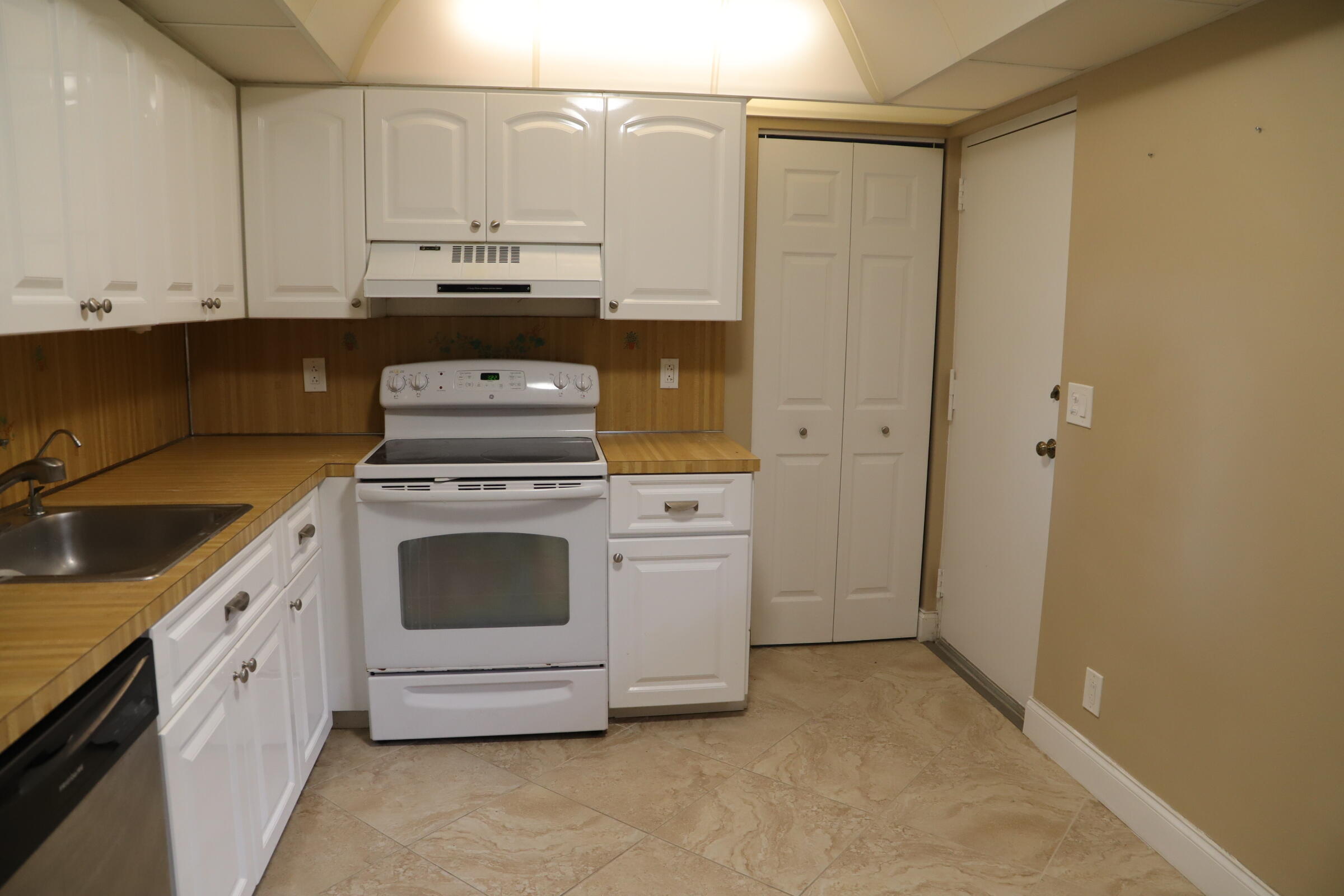Foto de propiedad en 6400 NW 2nd Avenue 423, Boca Raton, FL 33487 Boca Raton con MLS# 