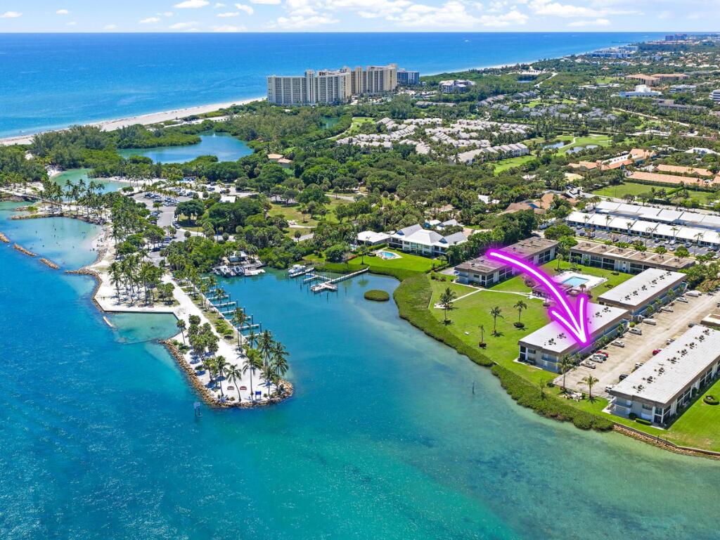 Located directly on the Intracoastal blue water