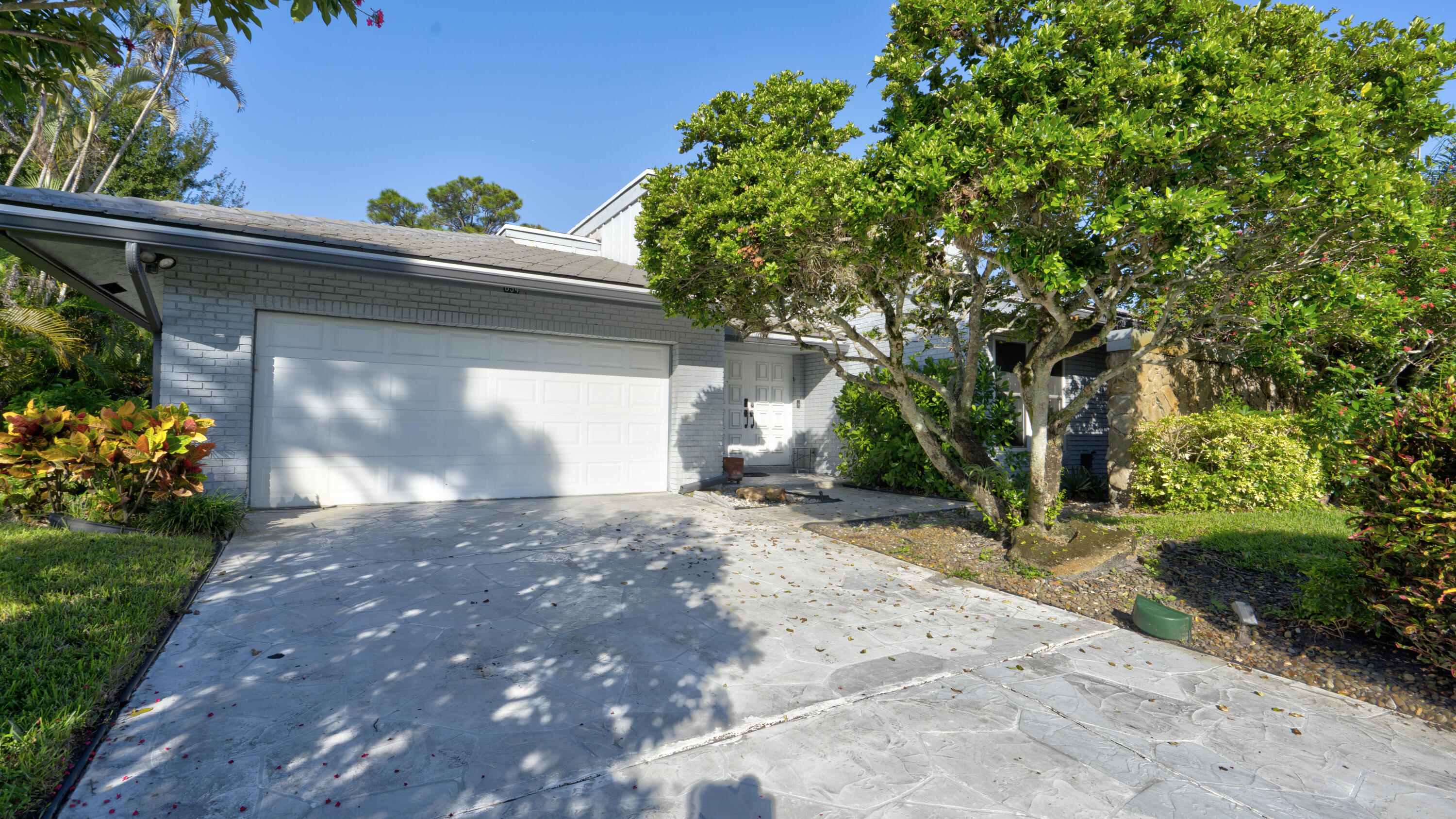 Foto de propiedad en 634 W Lakewoode Circle, Delray Beach, FL 33445 Delray Beach con MLS# 