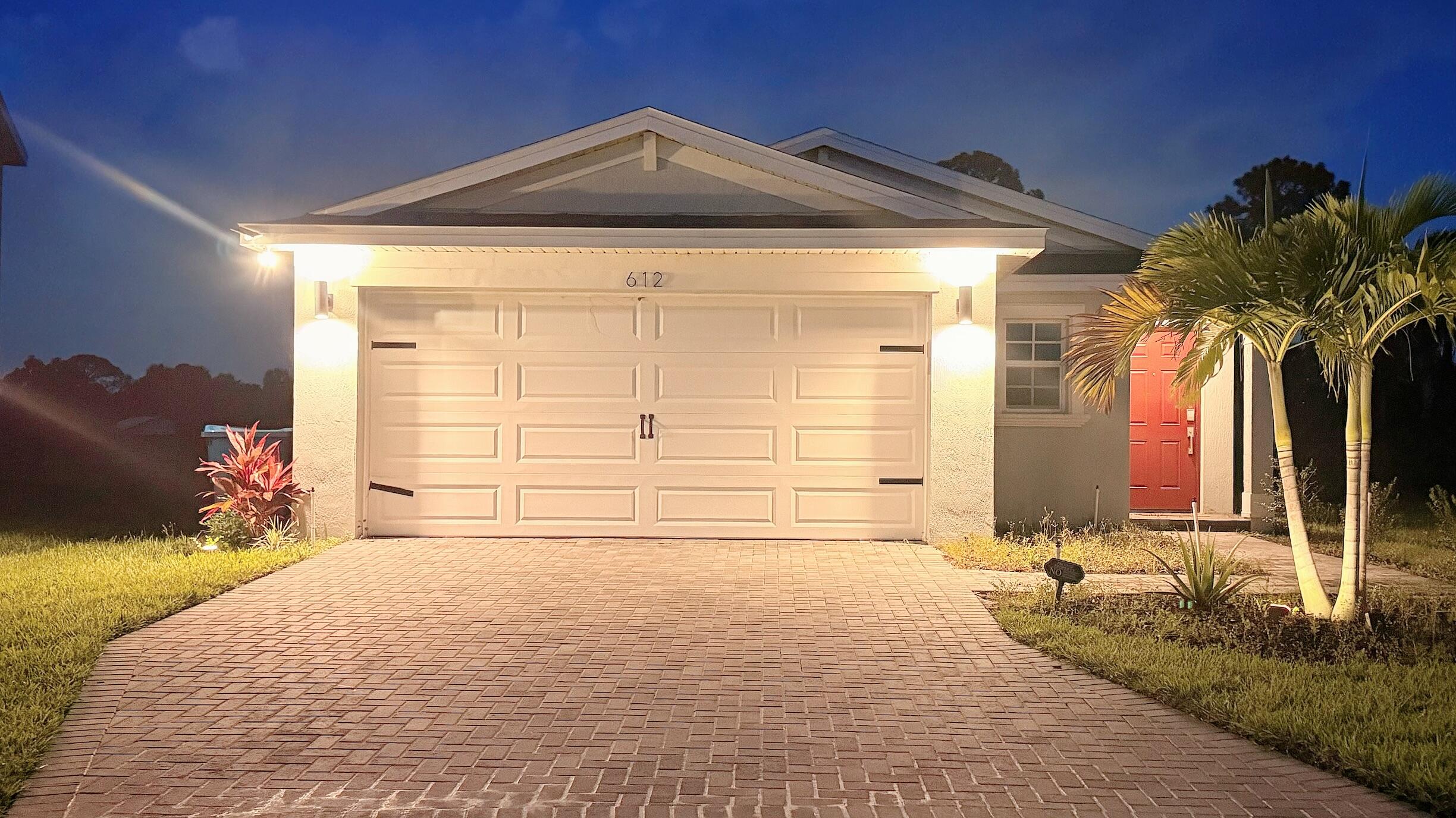 Foto de propiedad en 612 Papillon Street SW, Palm Bay, FL 32908 Palm Bay con MLS# 