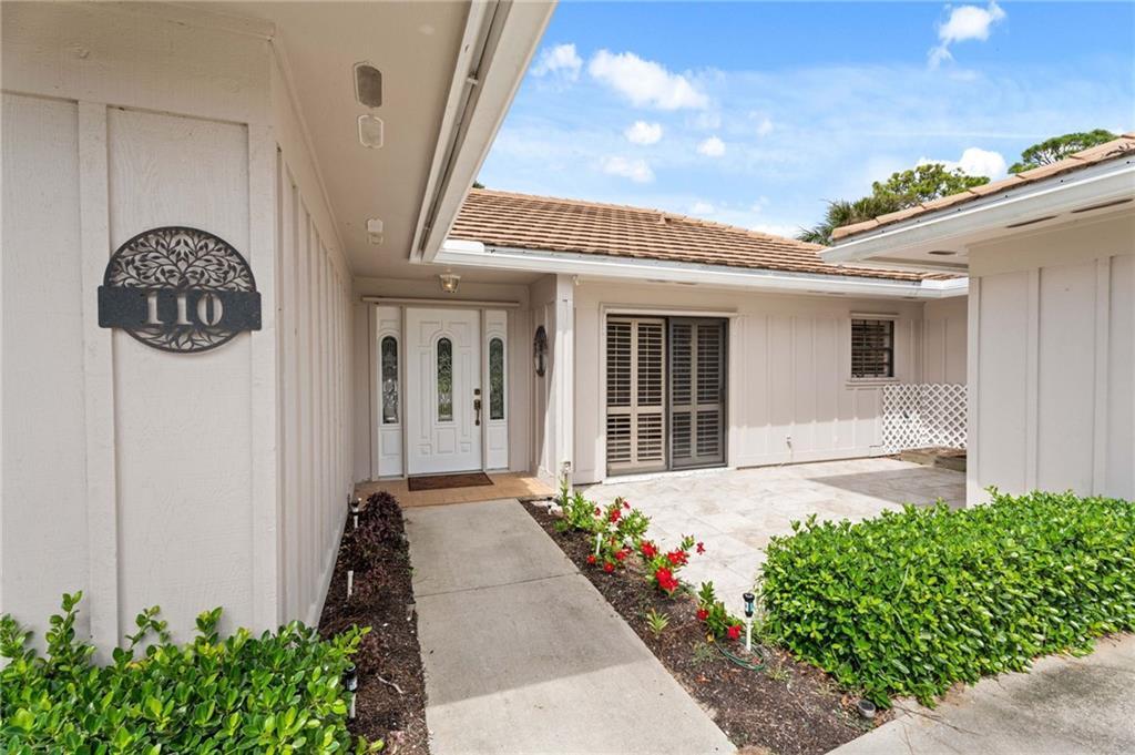 Foto de propiedad en 110 Prestwick Circle, Vero Beach, FL 32967 Vero Beach con MLS# 