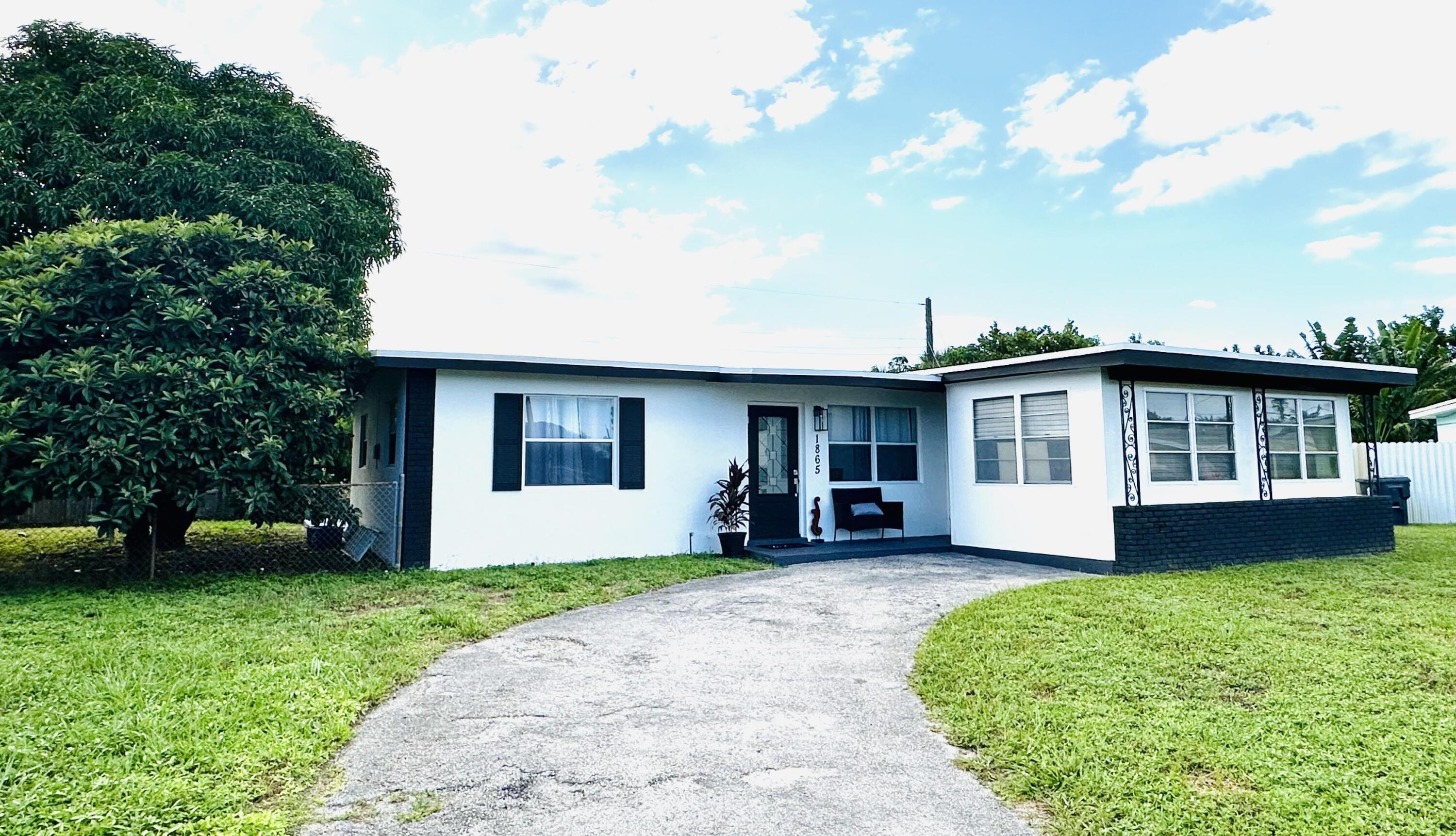 Foto de propiedad en 1865 W Chatham Road, West Palm Beach, FL 33415 West Palm Beach con MLS# 