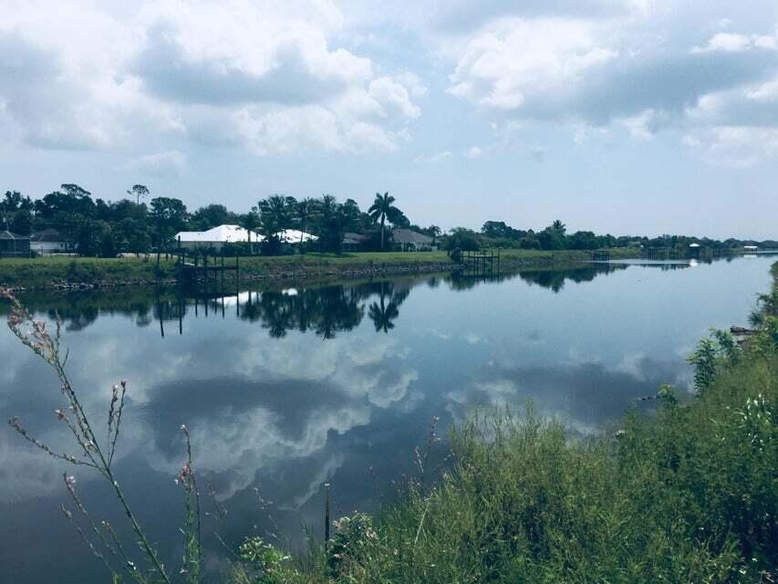 Foto de propiedad en 1561 SW Abingdon Avenue, Port St. Lucie, FL 34953 Port St. Lucie con MLS# 
