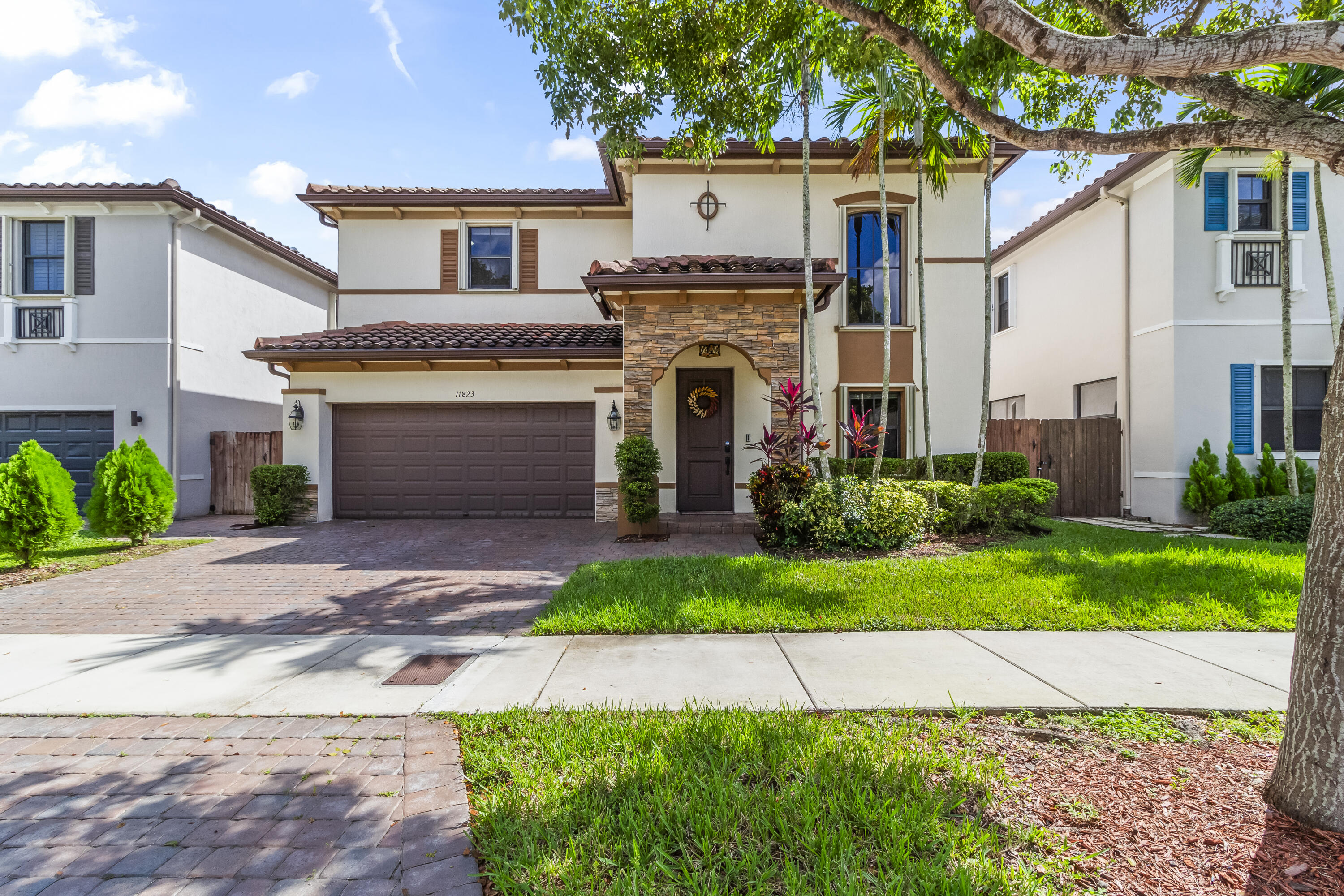 Foto de propiedad en 11823 SW 151st Place, Miami, FL 33196 Miami con MLS# 