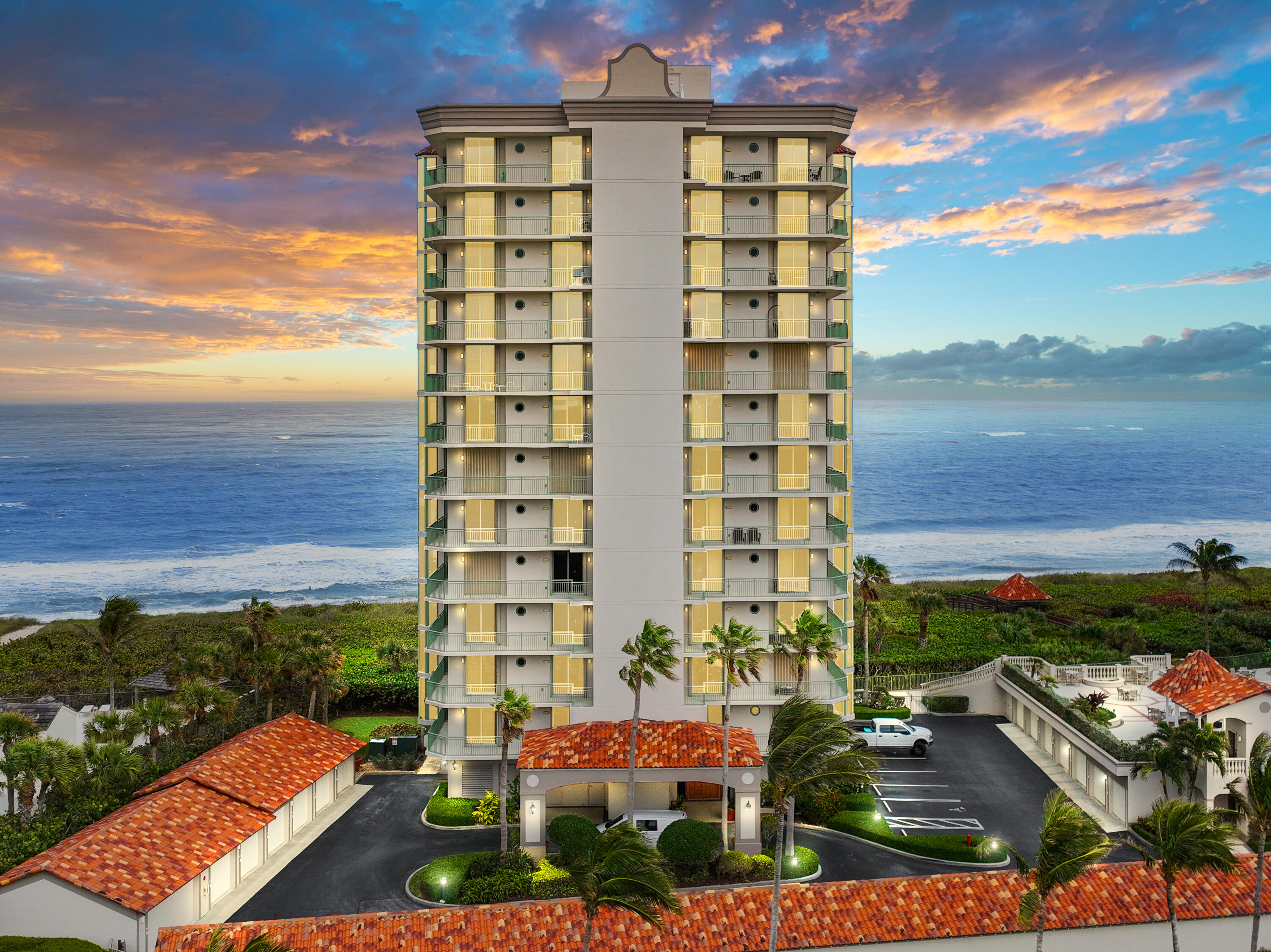 Foto de propiedad en 4330 N A1a 902n, Hutchinson Island, FL 34949 Hutchinson Island con MLS# 