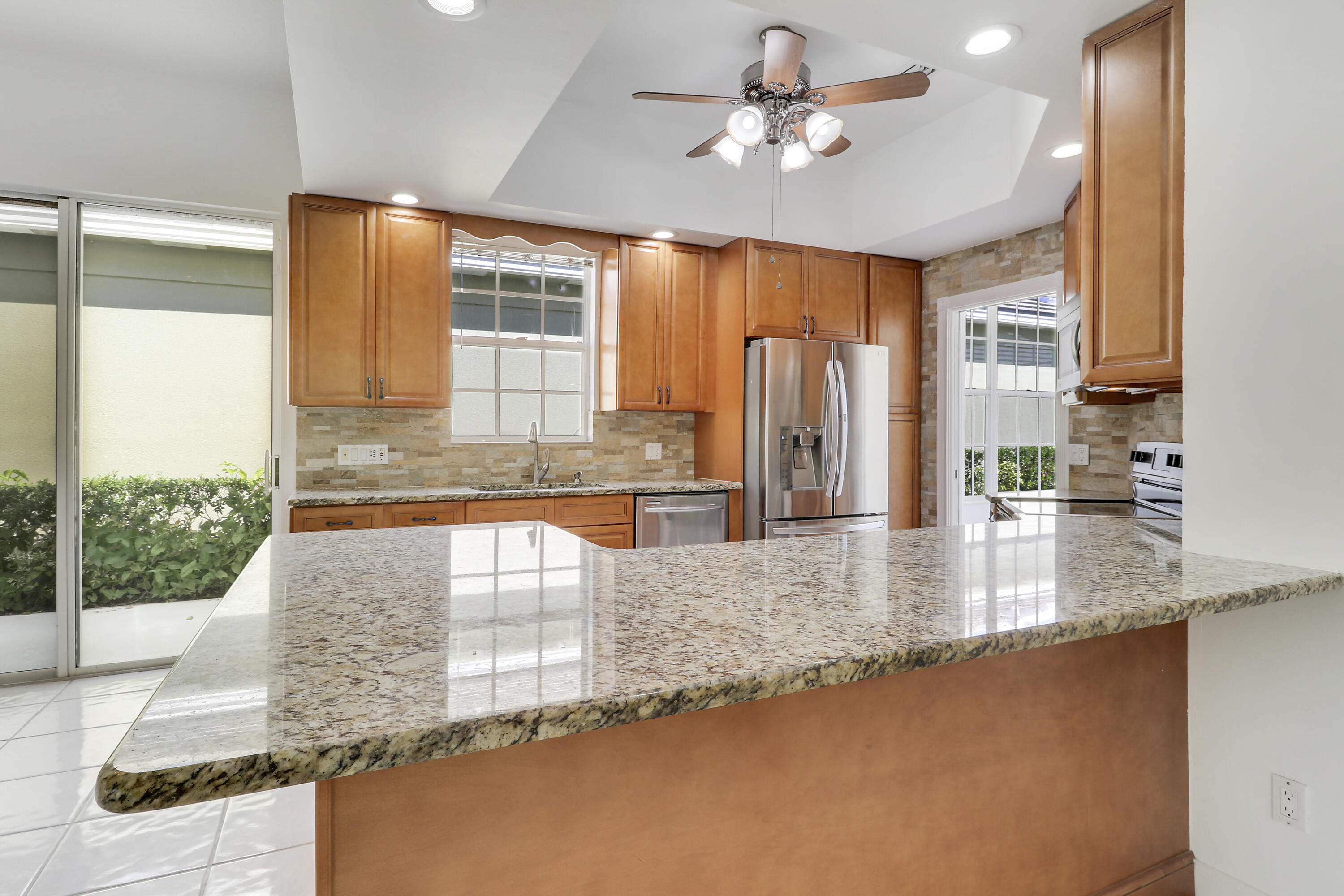 Foto de propiedad en 220 NW Bentley Circle, Port St. Lucie, FL 34986 Port St. Lucie con MLS# 
