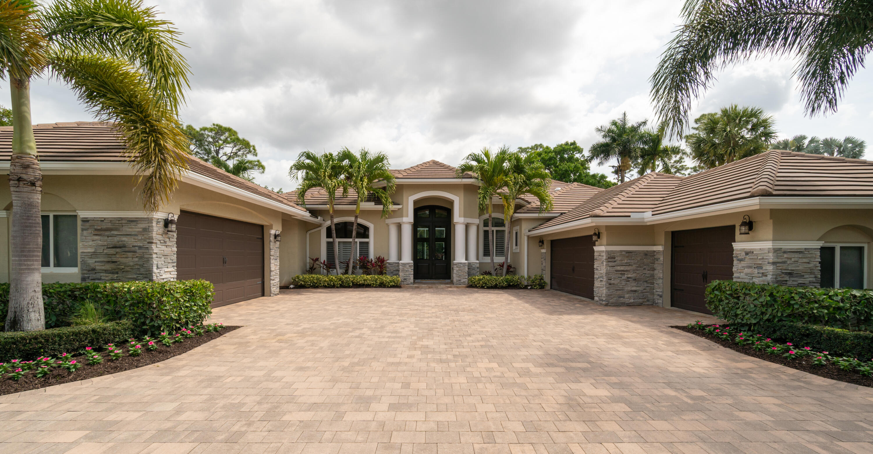 Foto de propiedad en 1209 Breakers West Boulevard, West Palm Beach, FL 33411 West Palm Beach con MLS# 
