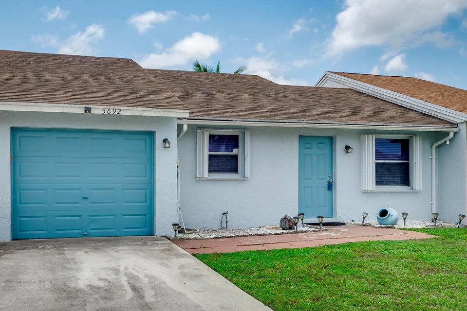 Foto de propiedad en 5692 SW Stonington Way SW 5692, Lake Worth, FL 33463 Lake Worth con MLS# 