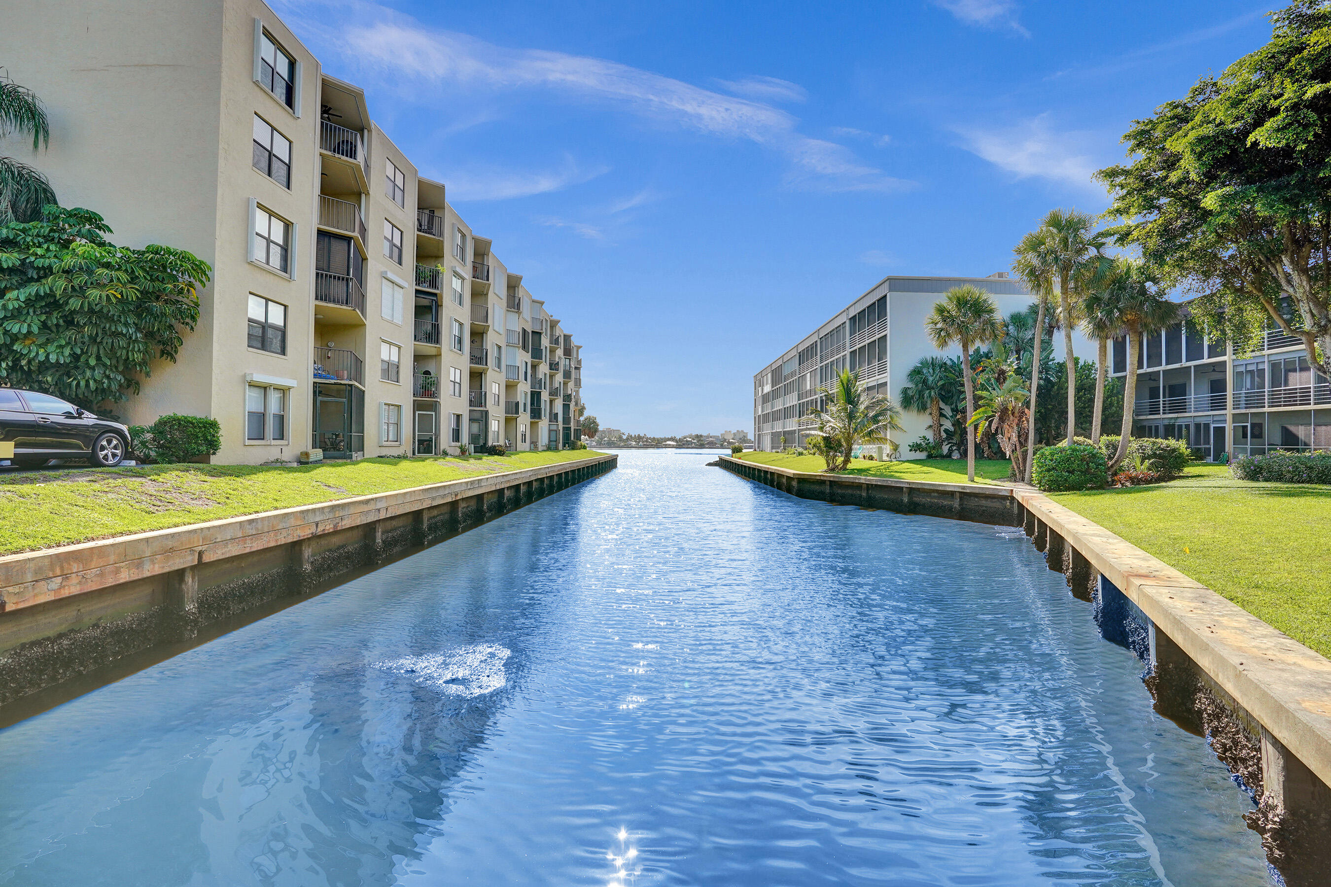 Foto de propiedad en 890 N Federal Highway 410, Lantana, FL 33462 Lantana con MLS# 