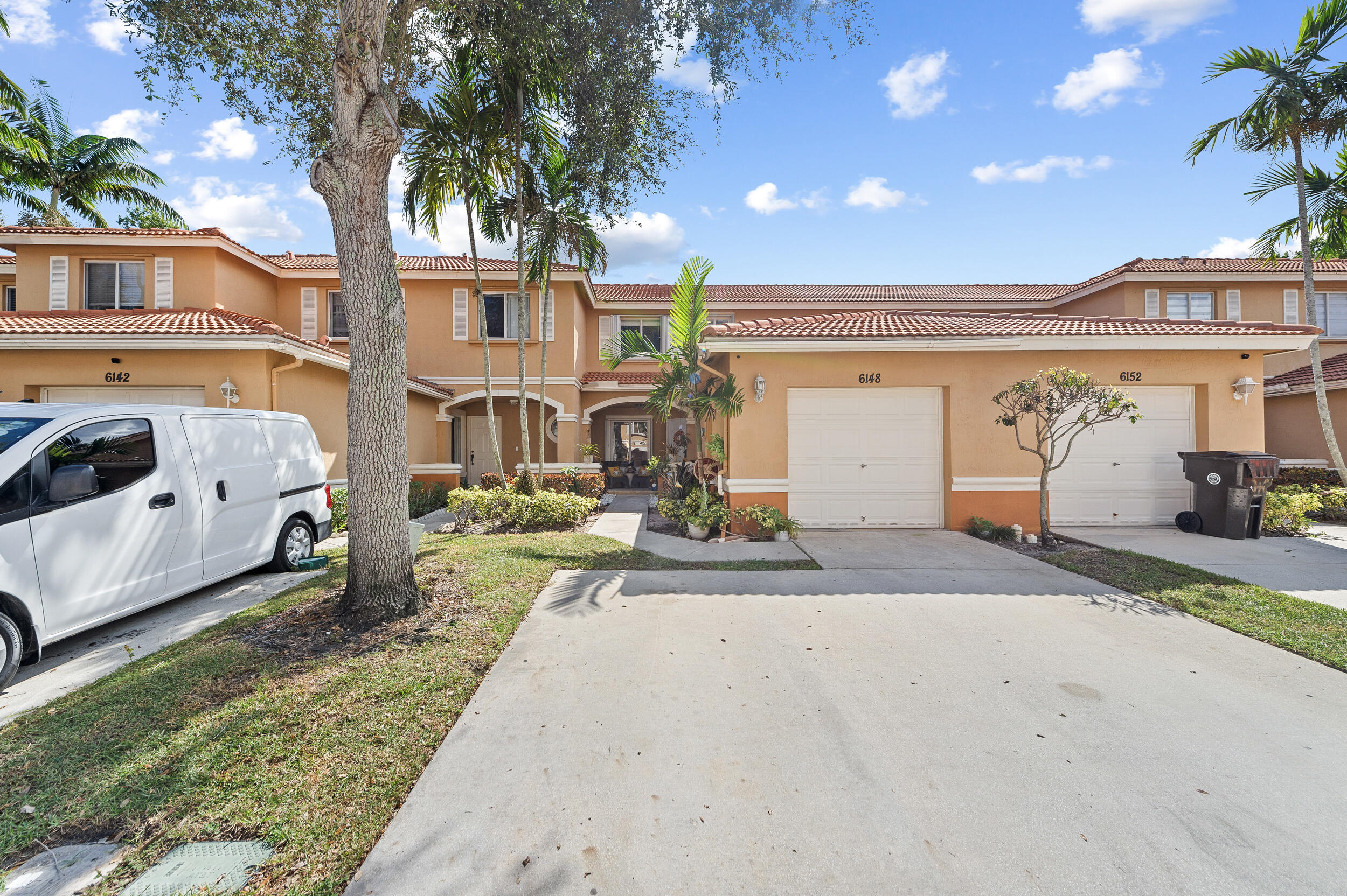 Foto de propiedad en 6148 Eaton Street, West Palm Beach, FL 33411 West Palm Beach con MLS# 
