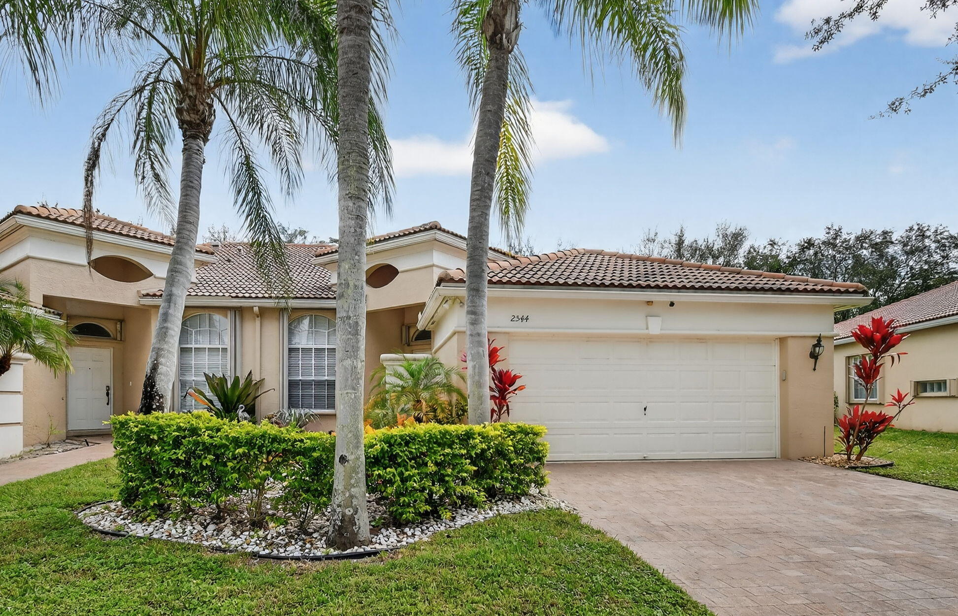 Foto de propiedad en 2544 Sandy Cay, West Palm Beach, FL 33411 West Palm Beach con MLS# 