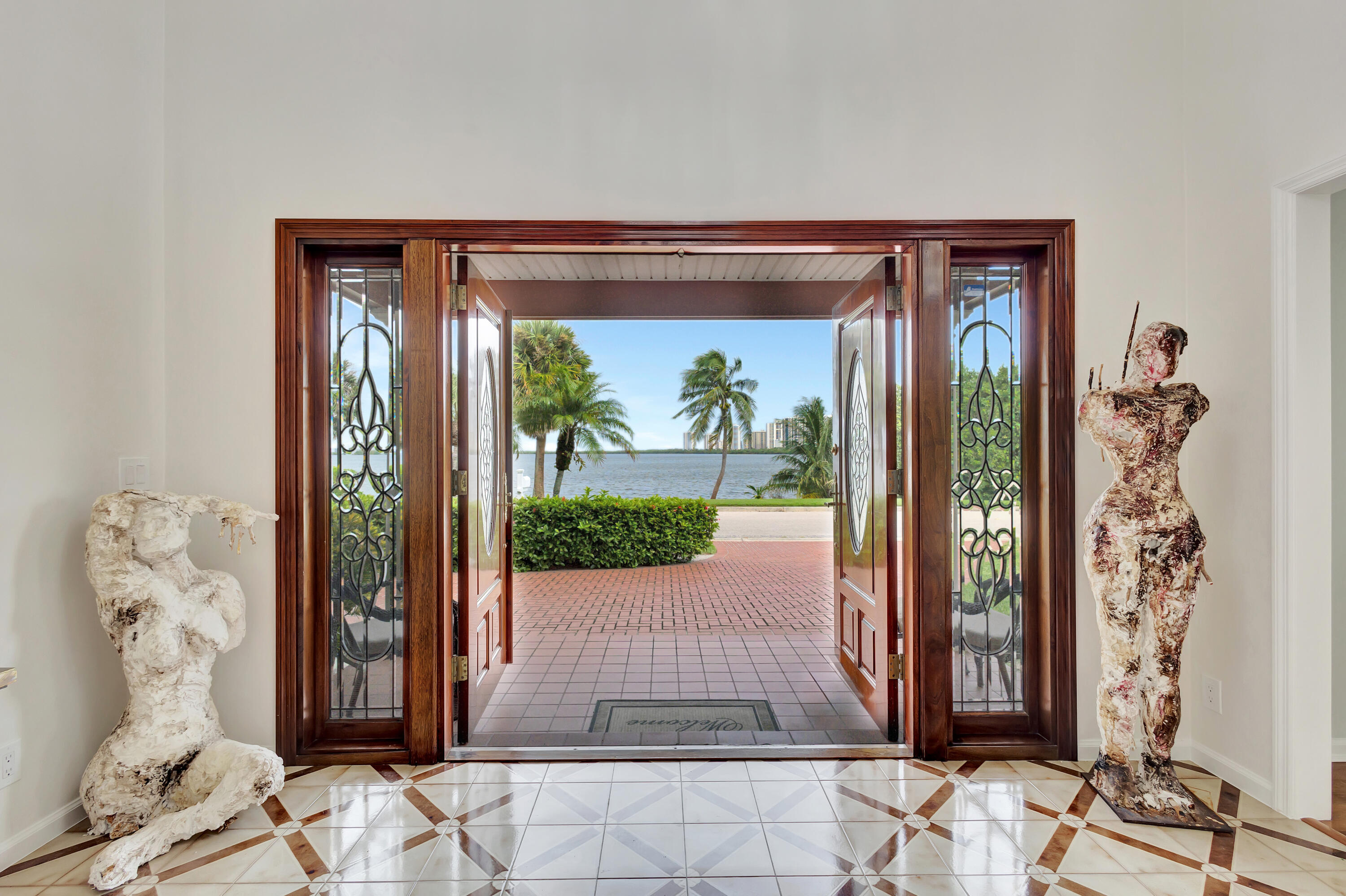 Foto de propiedad en 1141 Pine Point Road, West Palm Beach, FL 33404 West Palm Beach con MLS# 