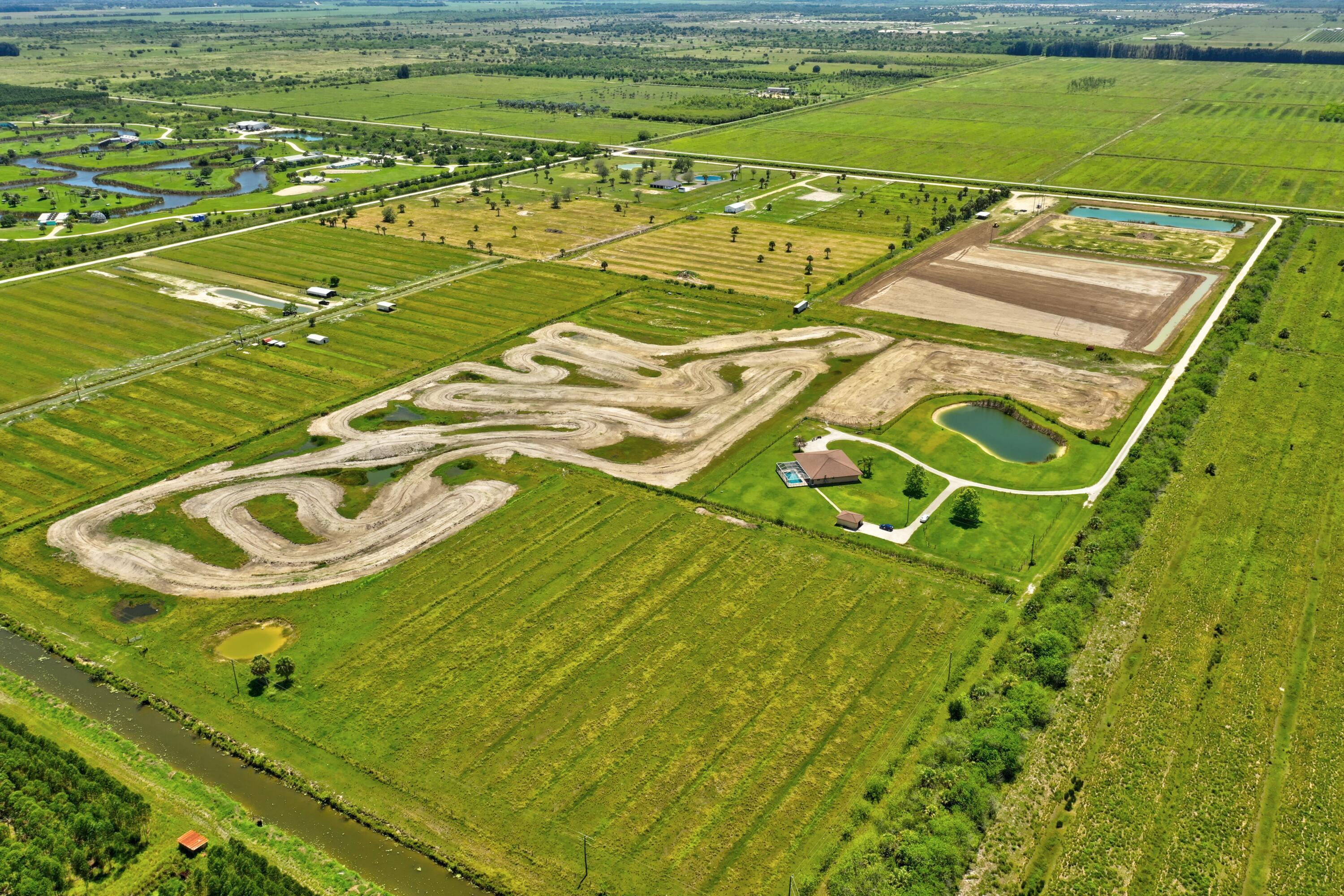 Foto de propiedad en 2700 S Header Canal Road, Fort Pierce, FL 34945 Fort Pierce con MLS# 