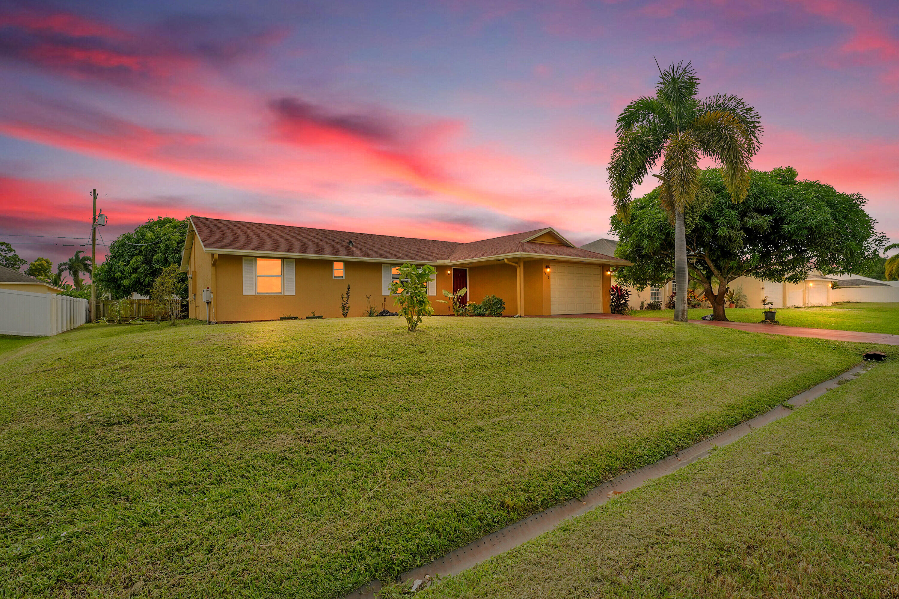 Foto de propiedad en 1652 SW Crawford Avenue, Port St. Lucie, FL 34953 Port St. Lucie con MLS# 