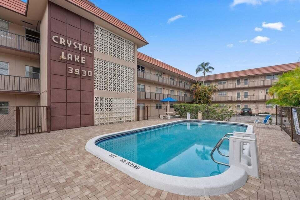 Foto de propiedad en 3930 Crystal Lake Drive 107, Deerfield Beach, FL 33064 Deerfield Beach con MLS# 