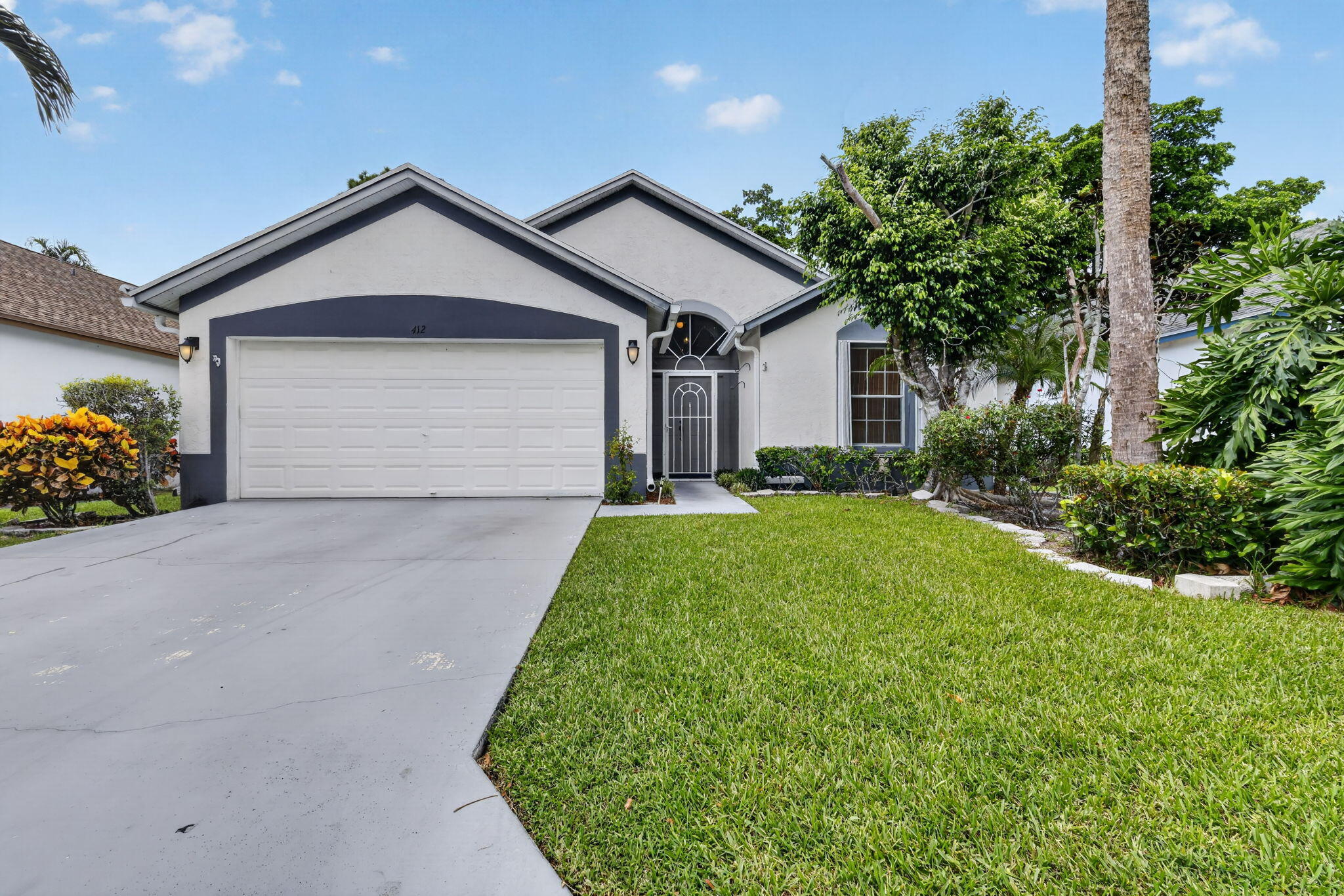 Foto de propiedad en 412 Trotters Lane, Greenacres, FL 33413 Greenacres con MLS# 