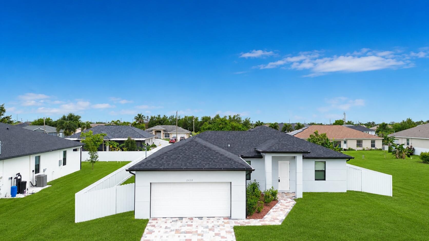 Foto de propiedad en 2458 NW 9th Ter Terrace, Cape Coral, FL 33993 Cape Coral con MLS# 