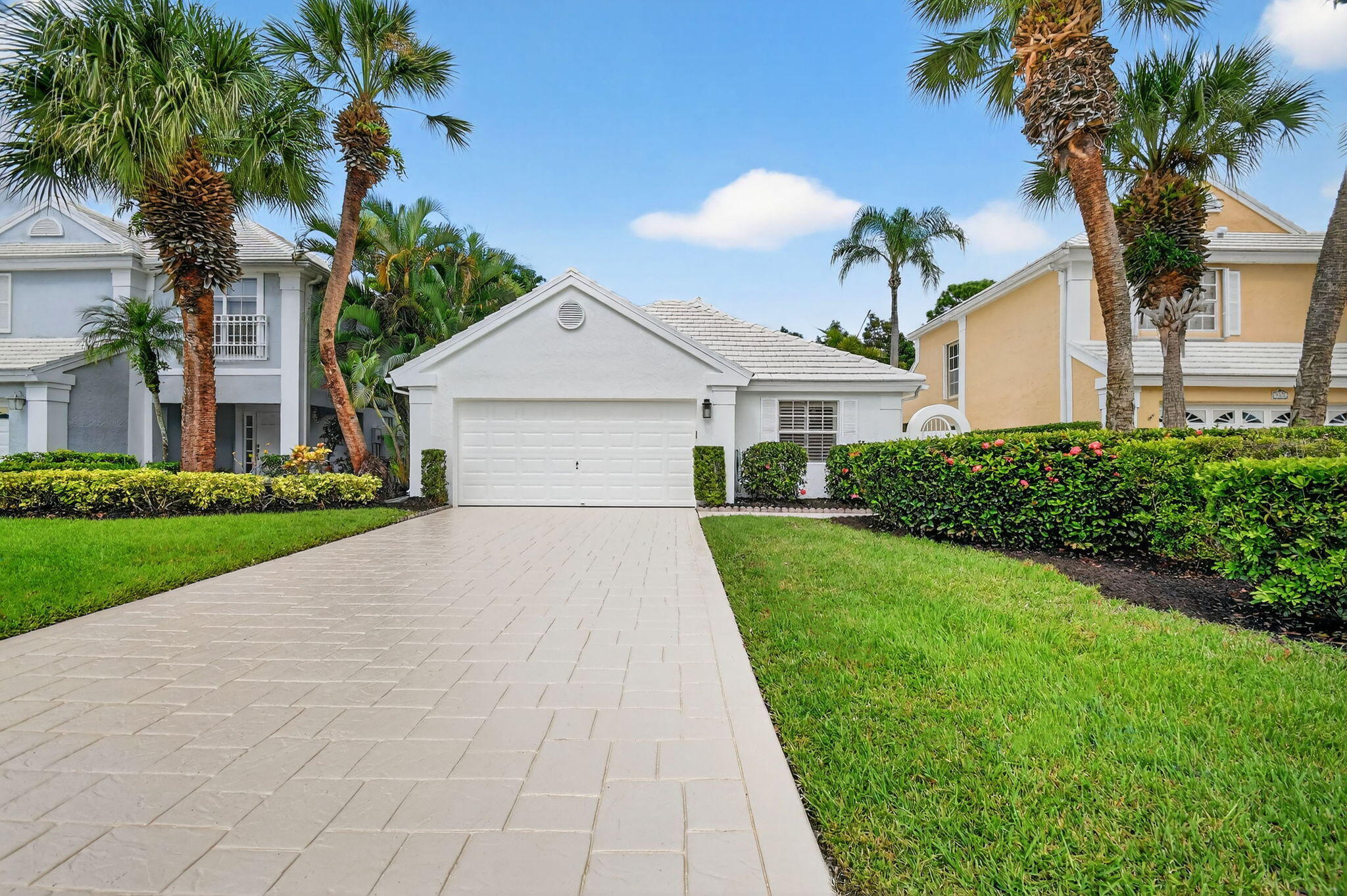 Foto de propiedad en 9333 Heathridge Drive, West Palm Beach, FL 33411 West Palm Beach con MLS# 