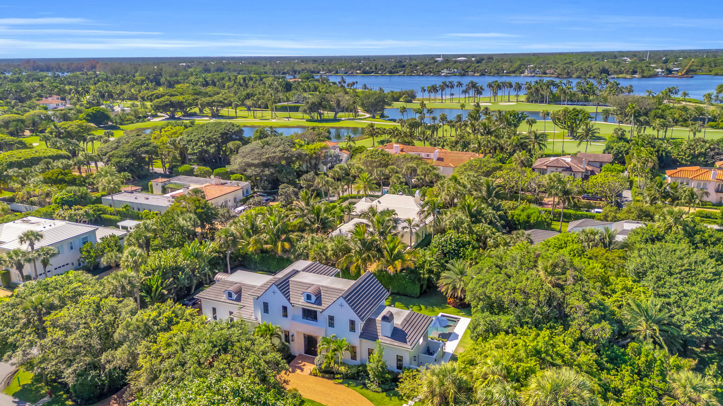 Foto de propiedad en 44 S Beach Road, Jupiter Island, FL 33455 Jupiter Island con MLS# 