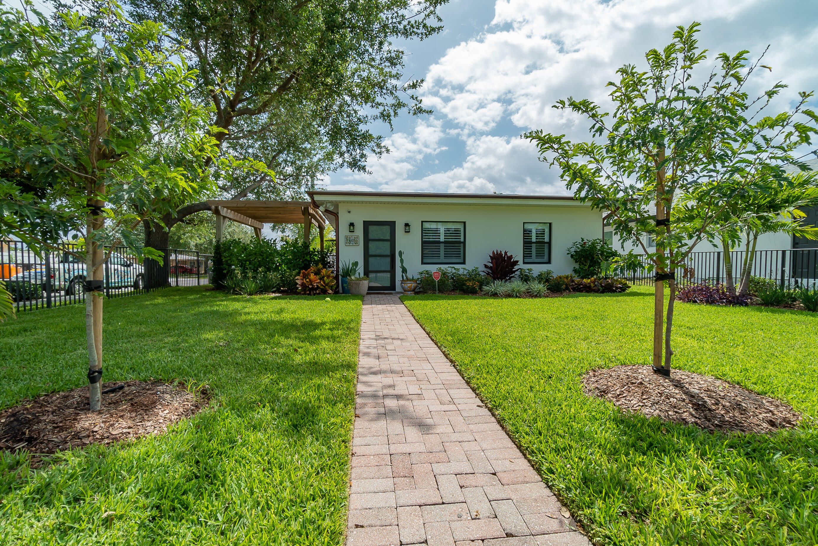 Foto de propiedad en 301 S Swinton Avenue, Delray Beach, FL 33444 Delray Beach con MLS# 