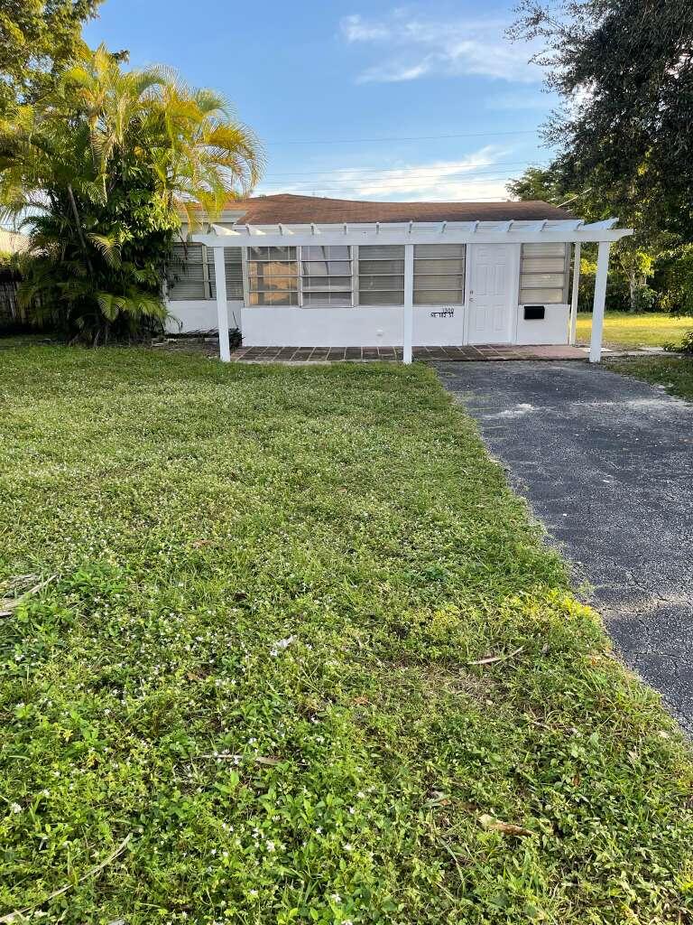 Foto de propiedad en 1300 NE 182nd Street, North Miami Beach, FL 33162 North Miami Beach con MLS# 