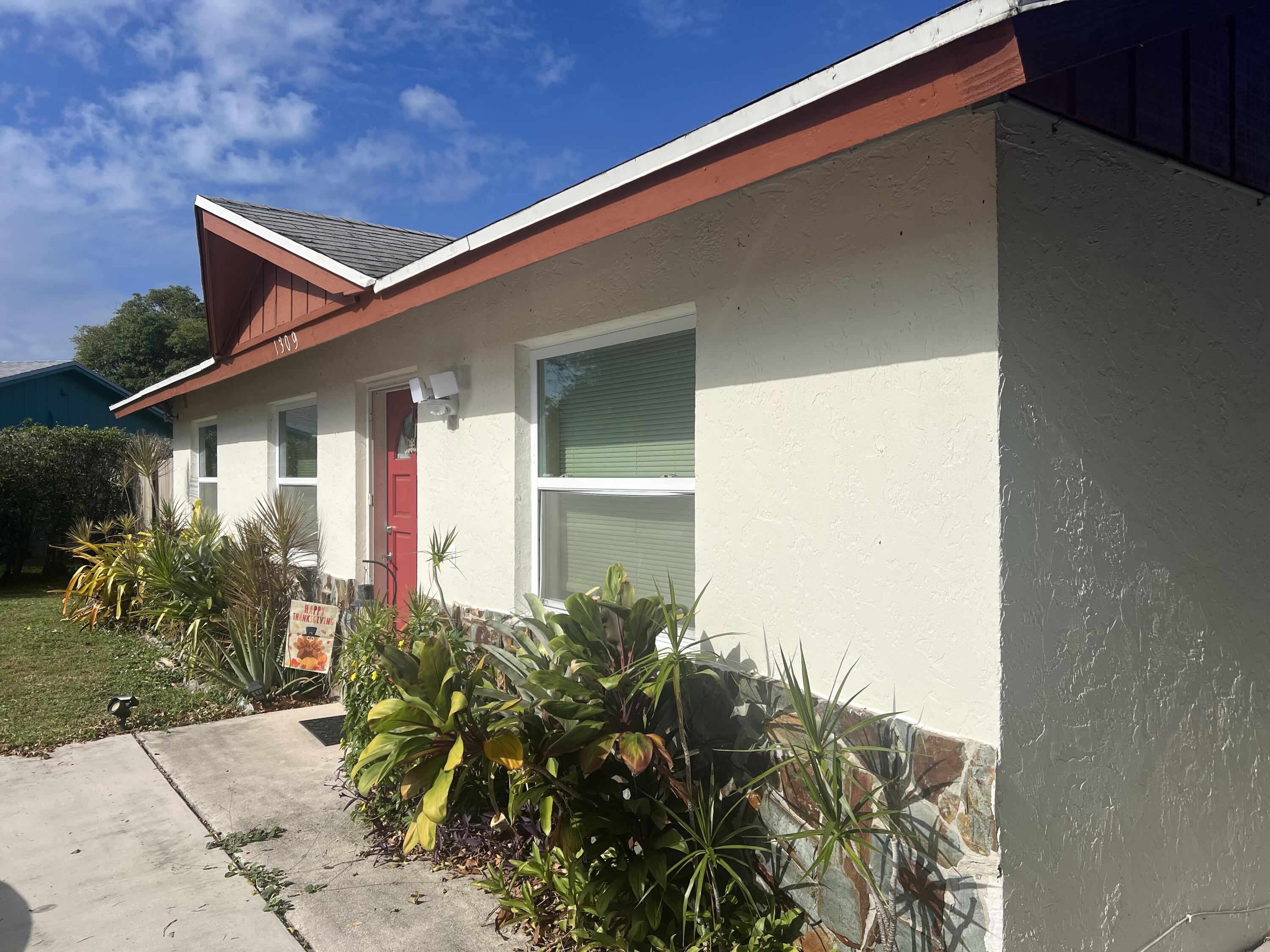 Foto de propiedad en 1309 W Frangipani Circle, Lantana, FL 33462 Lantana con MLS# 