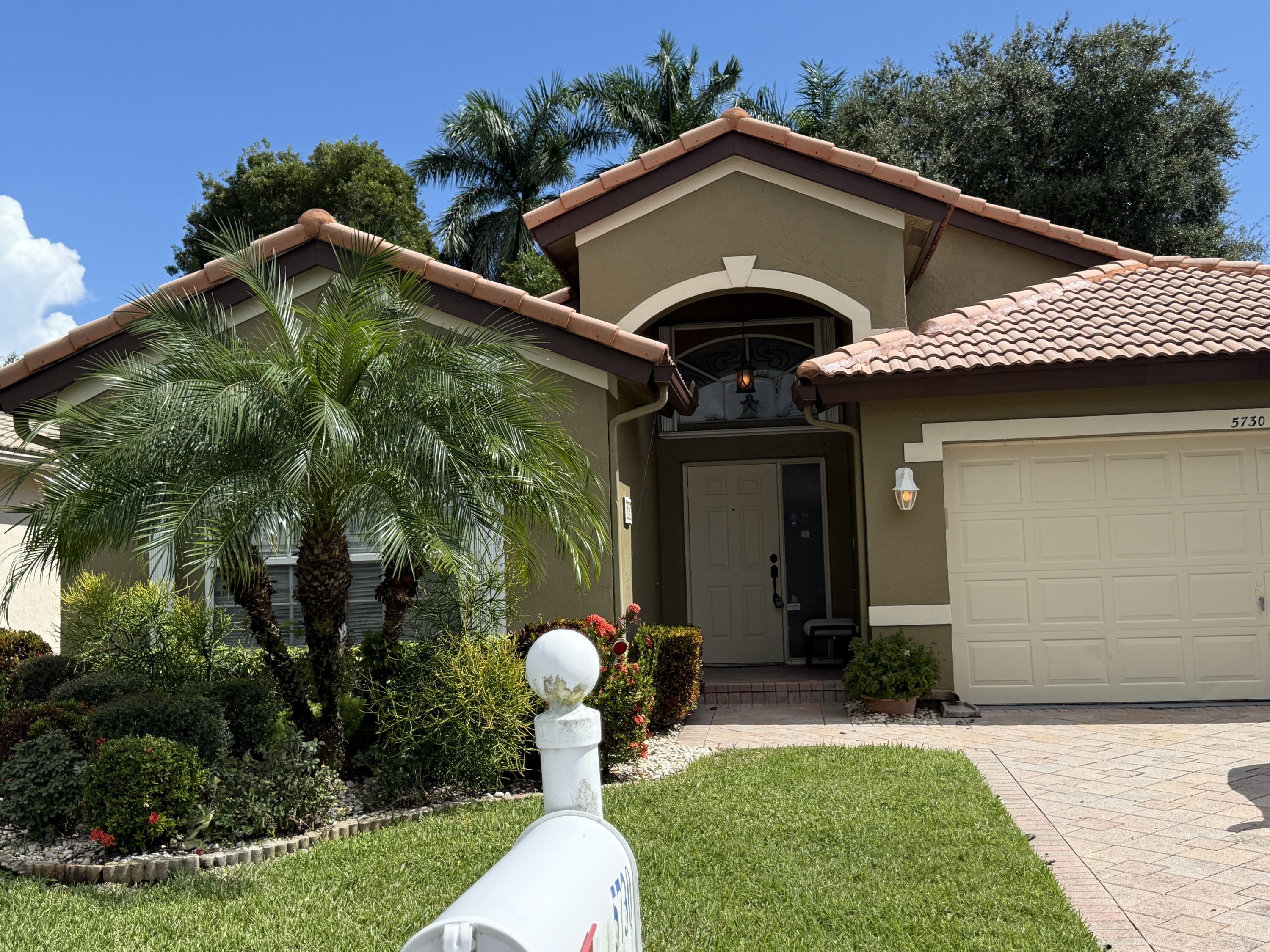 Foto de propiedad en 5730 Royal Club Drive, Boynton Beach, FL 33437 Boynton Beach con MLS# 