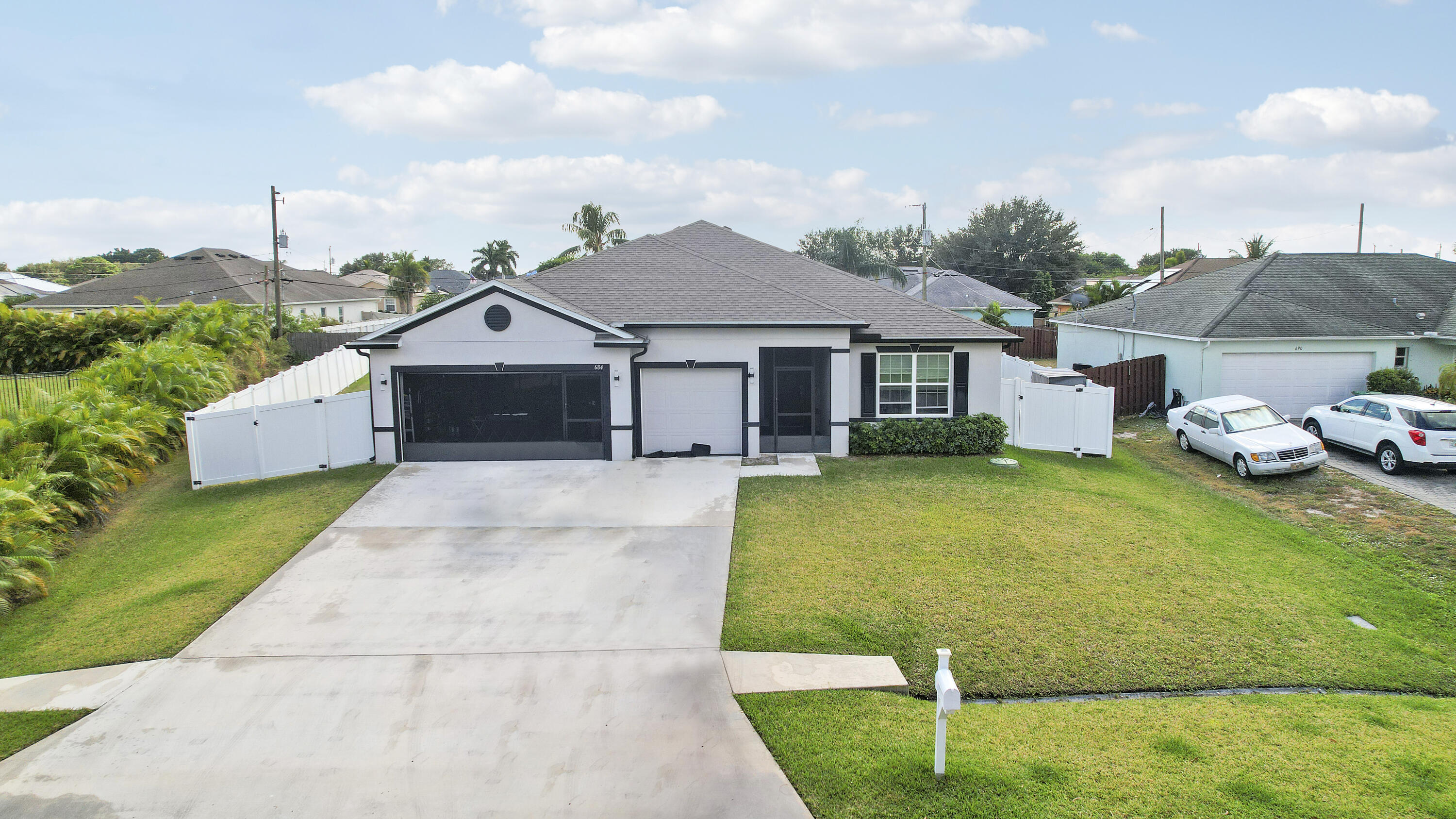 Foto de propiedad en 684 SW Jada Road, Port St. Lucie, FL 34953 Port St. Lucie con MLS# 