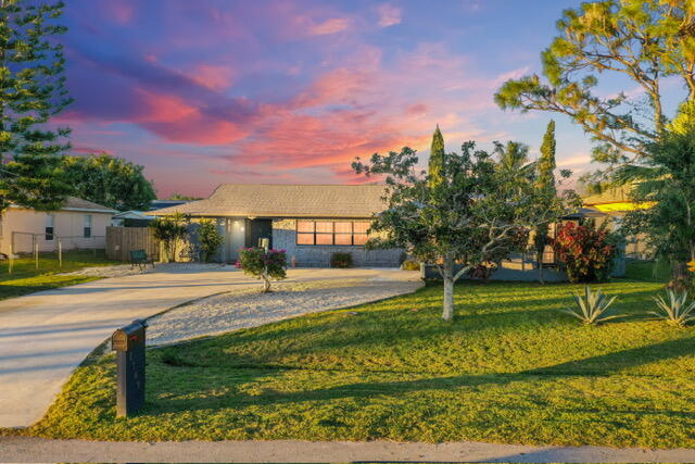 Foto de propiedad en 1149 SE Menores Avenue, Port St. Lucie, FL 34952 Port St. Lucie con MLS# 