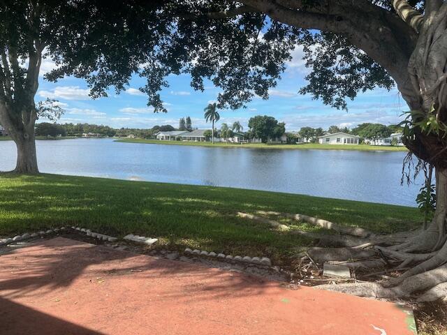 Foto de propiedad en 5195 Nicholas Drive, West Palm Beach, FL 33417 West Palm Beach con MLS# 