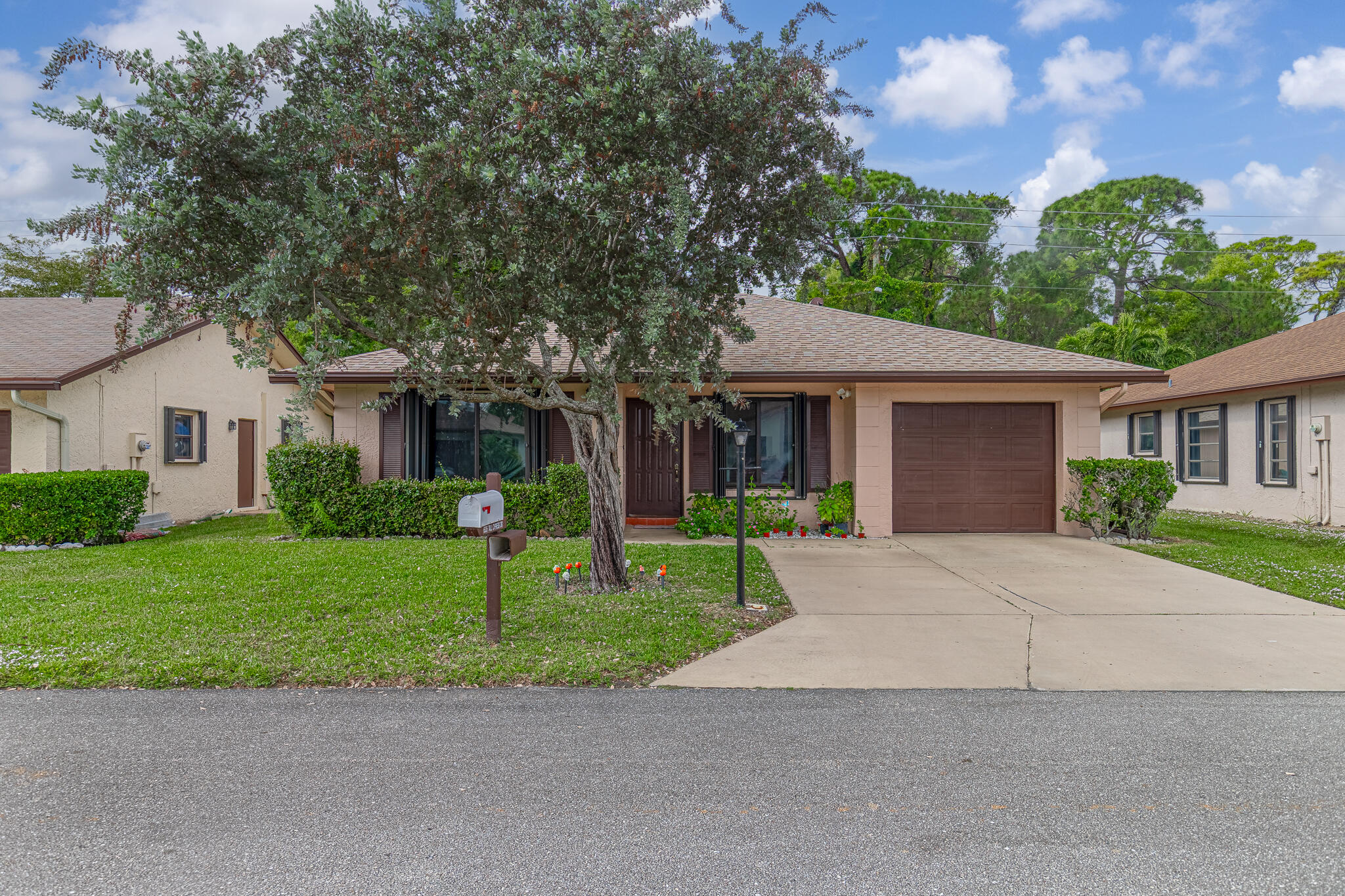 Foto de propiedad en 6335 Tall Cypress Circle, Greenacres, FL 33463 Greenacres con MLS# 