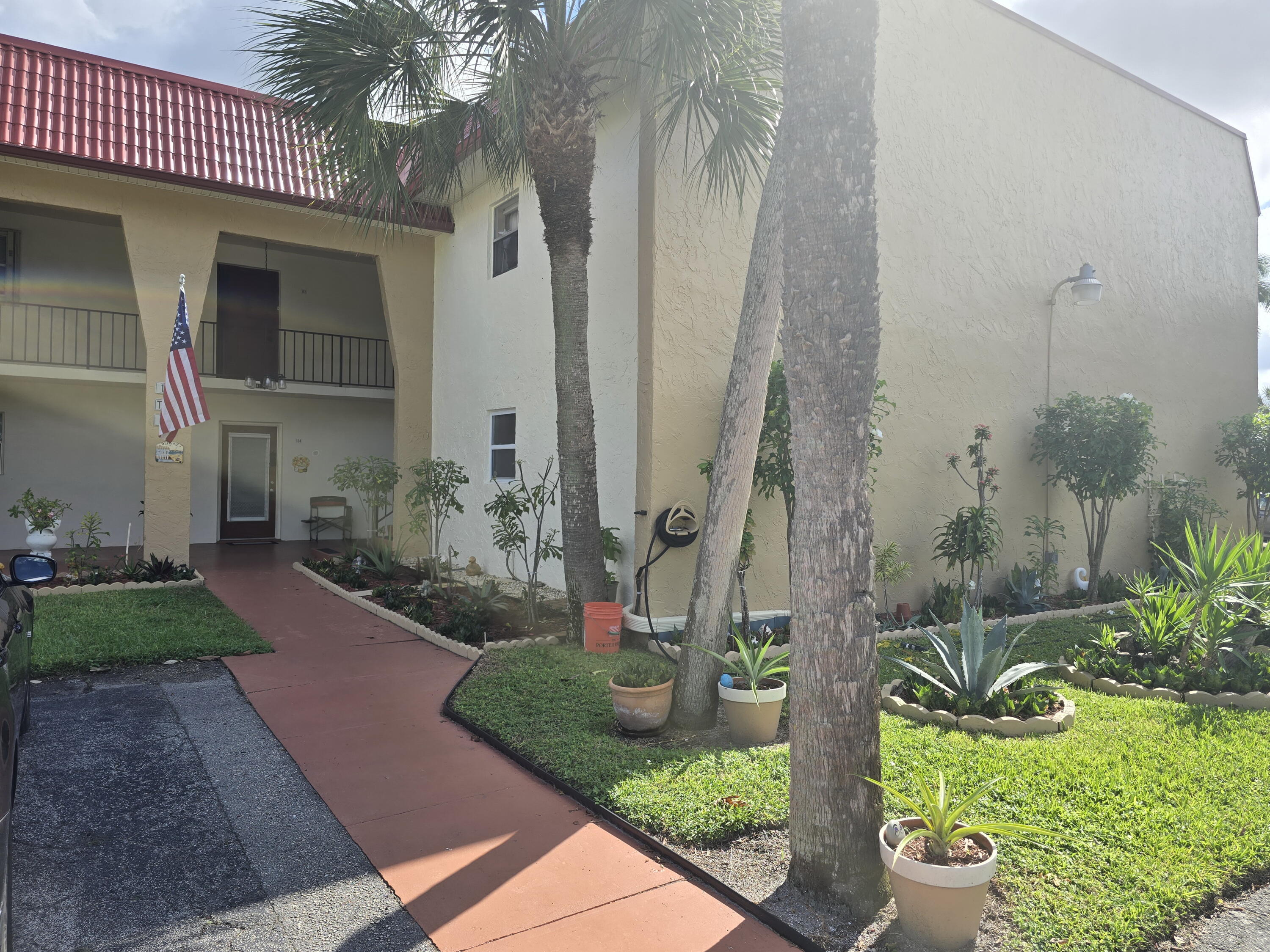 Foto de propiedad en 112 Lake Dora Drive, West Palm Beach, FL 33411 West Palm Beach con MLS# 