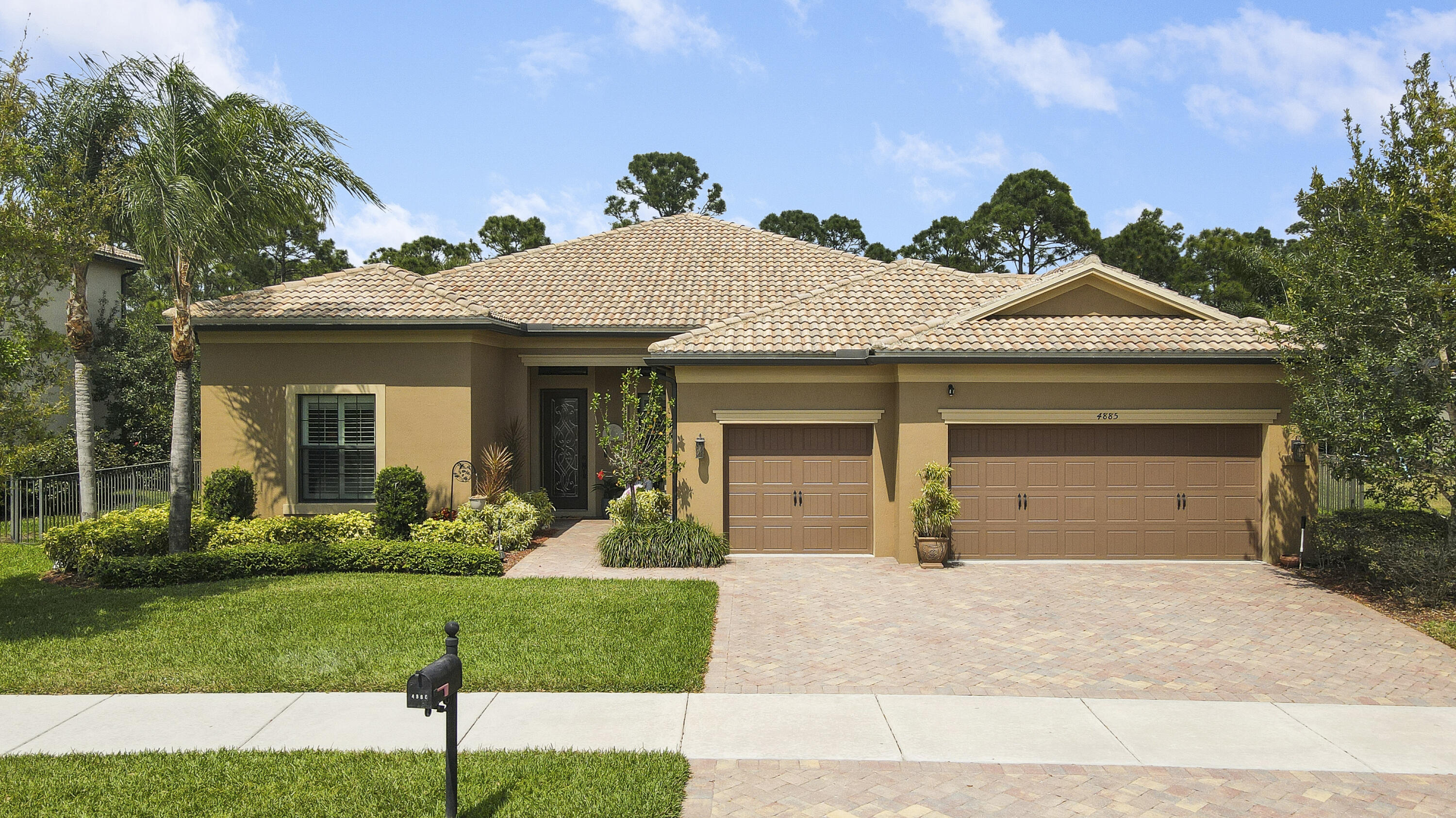 Foto de propiedad en 4885 SW Gossamer Circle, Palm City, FL 34990 Palm City con MLS# 