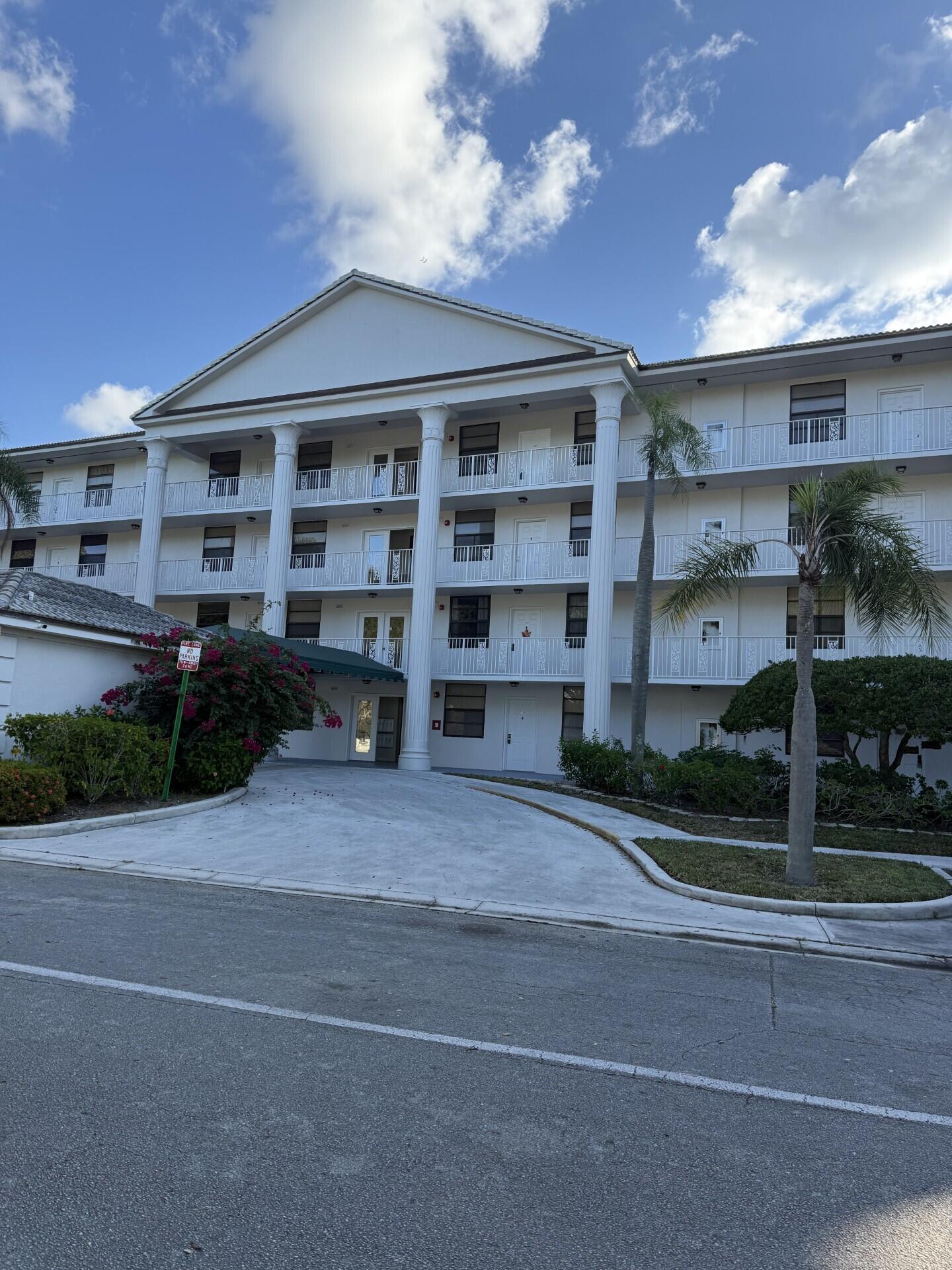Foto de propiedad en 3710 Whitehall Drive 401, West Palm Beach, FL 33401 West Palm Beach con MLS# 