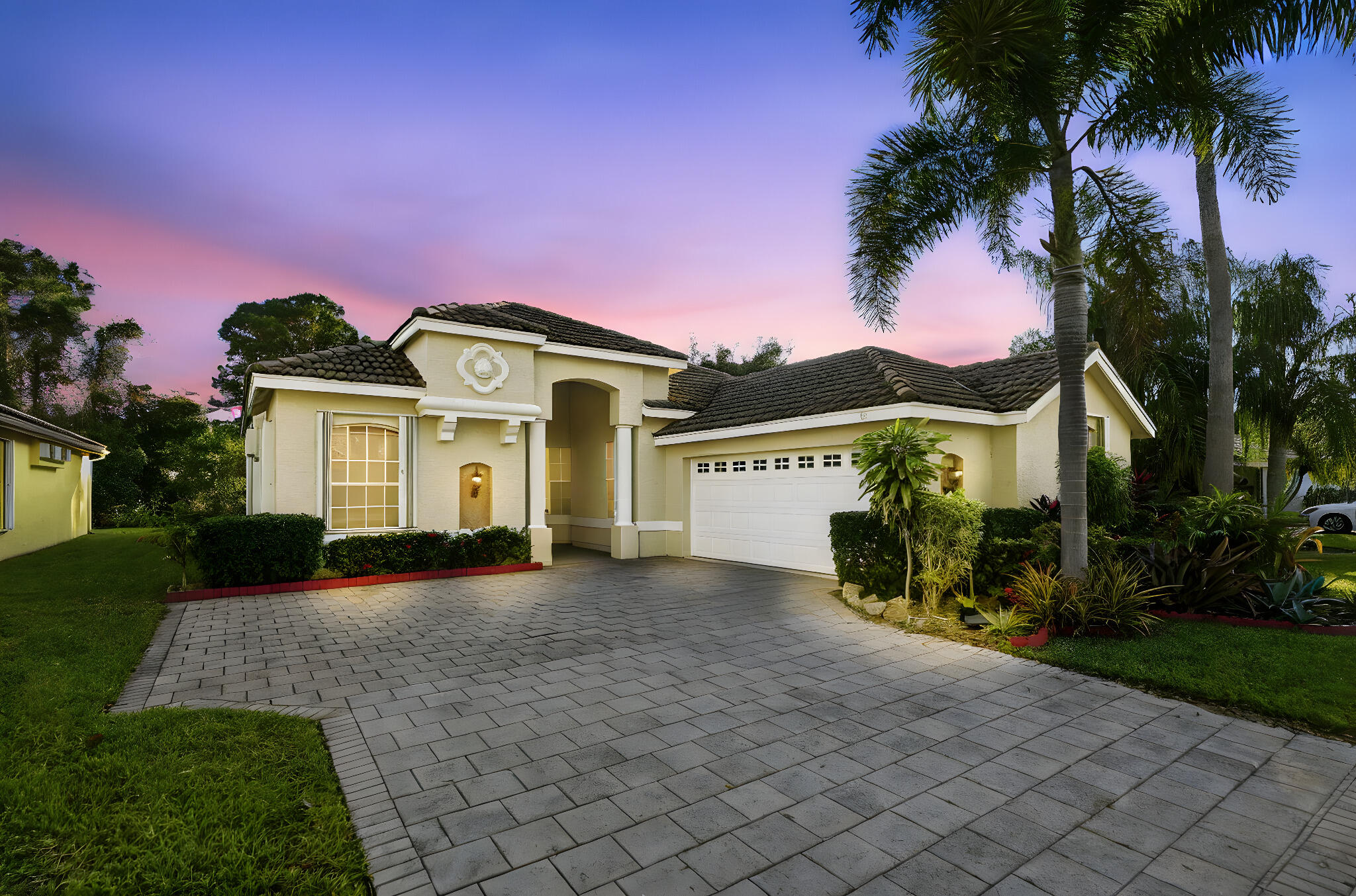 Foto de propiedad en 665 SW Lake Charles Circle, FL 34986 Port St. Lucie con MLS# 