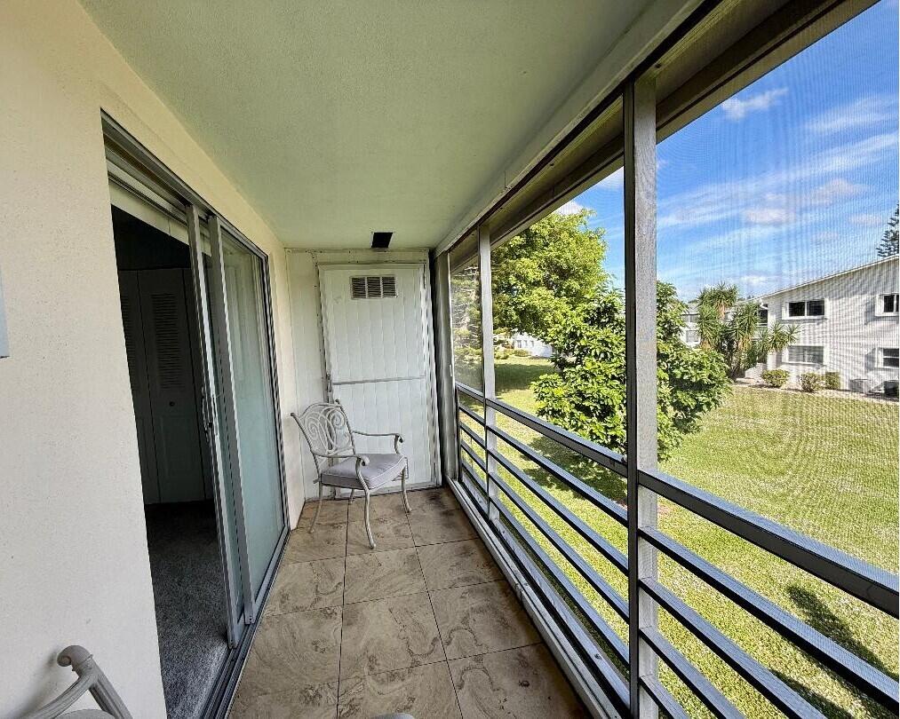 A Terrific Spot To Enjoy Florida Living! Well Priced 1/1 Close to the Kent Pool! Come Make This Your Own