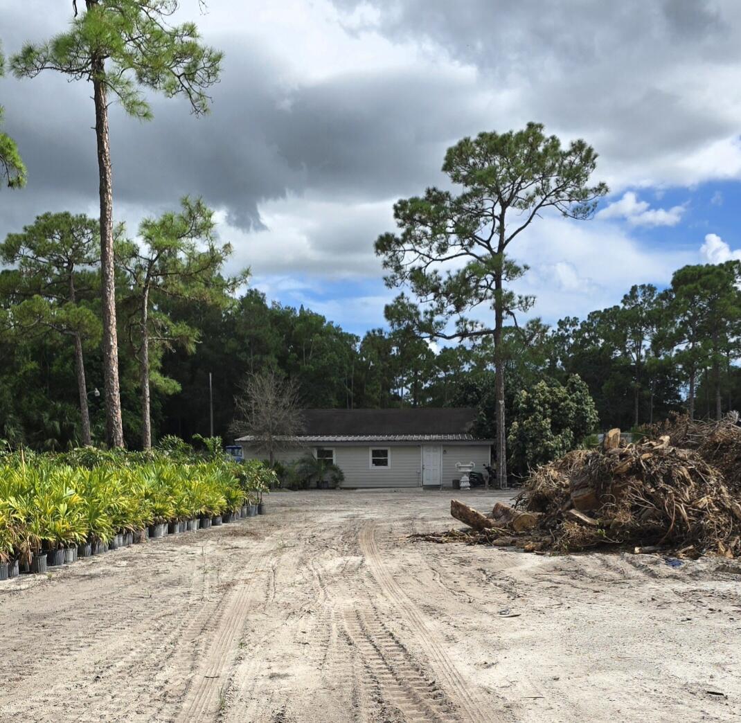 Foto de propiedad en 15720 Okeechobee Boulevard, Loxahatchee Groves, FL 33470 Loxahatchee Groves con MLS# 
