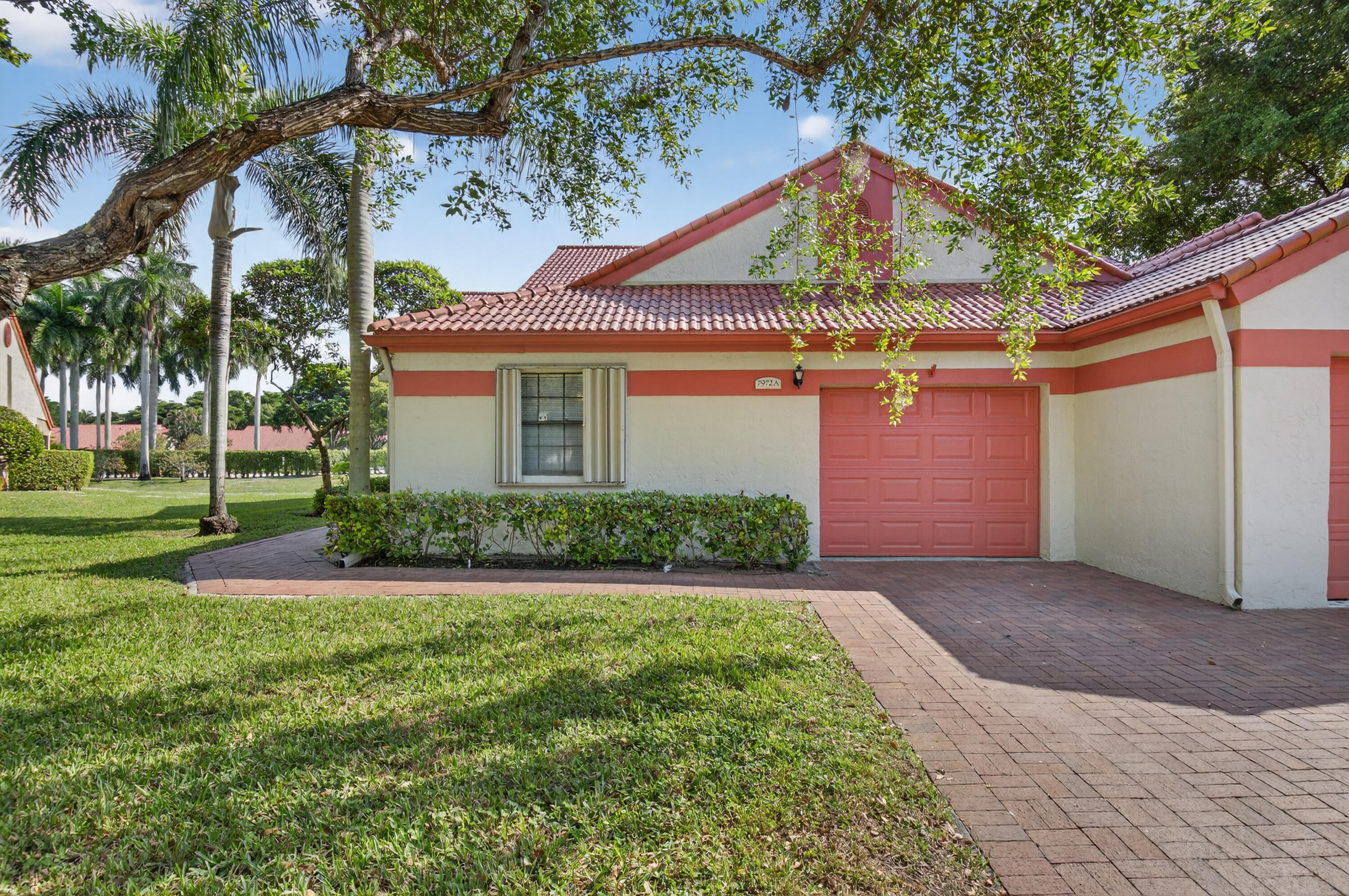 Foto de propiedad en 7972 Lexington Club Boulevard A, Delray Beach, FL 33446 Delray Beach con MLS# 