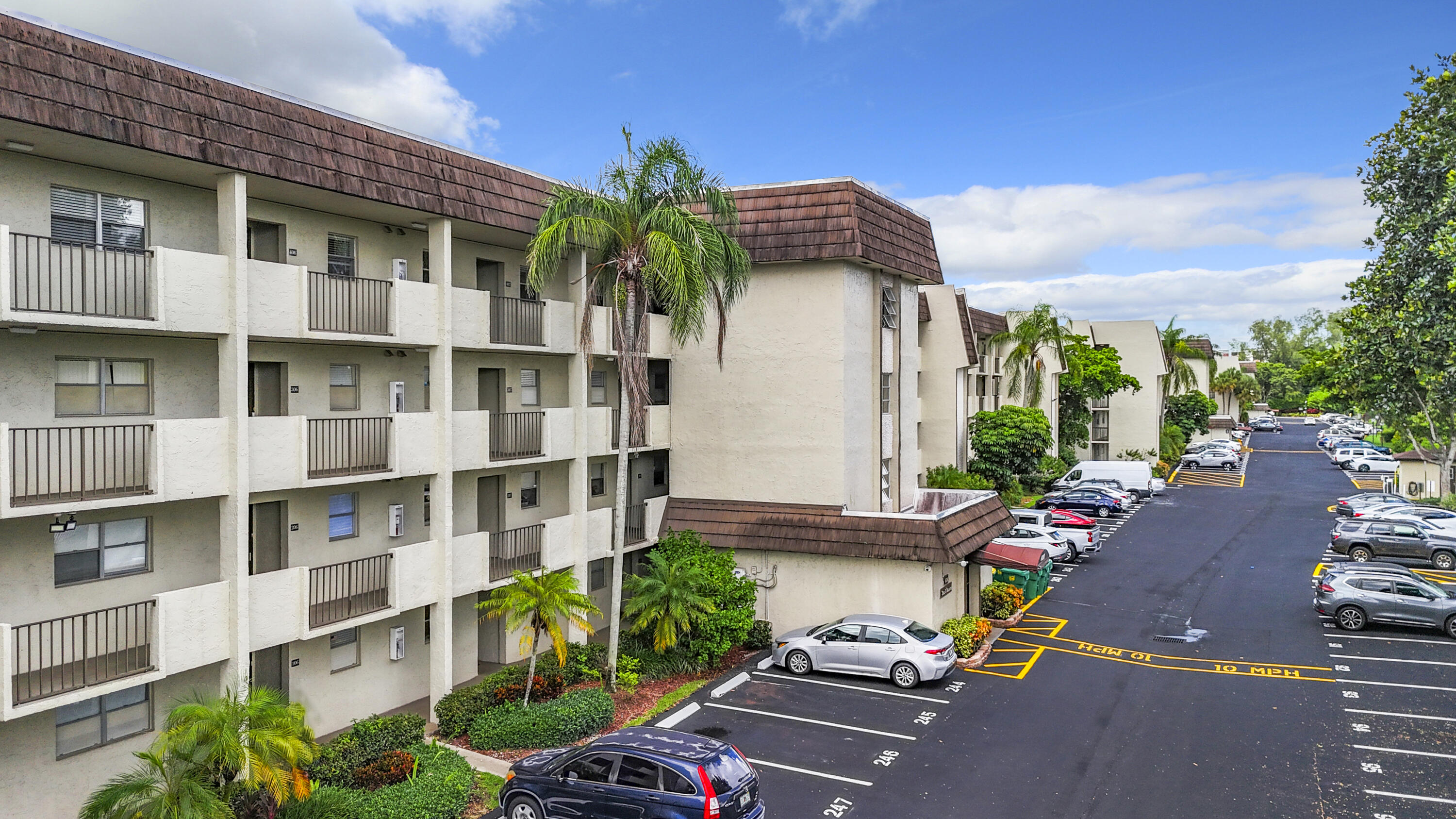 Foto de propiedad en 6080 NW 44th Street 408, Lauderhill, FL 33319 Lauderhill con MLS# 
