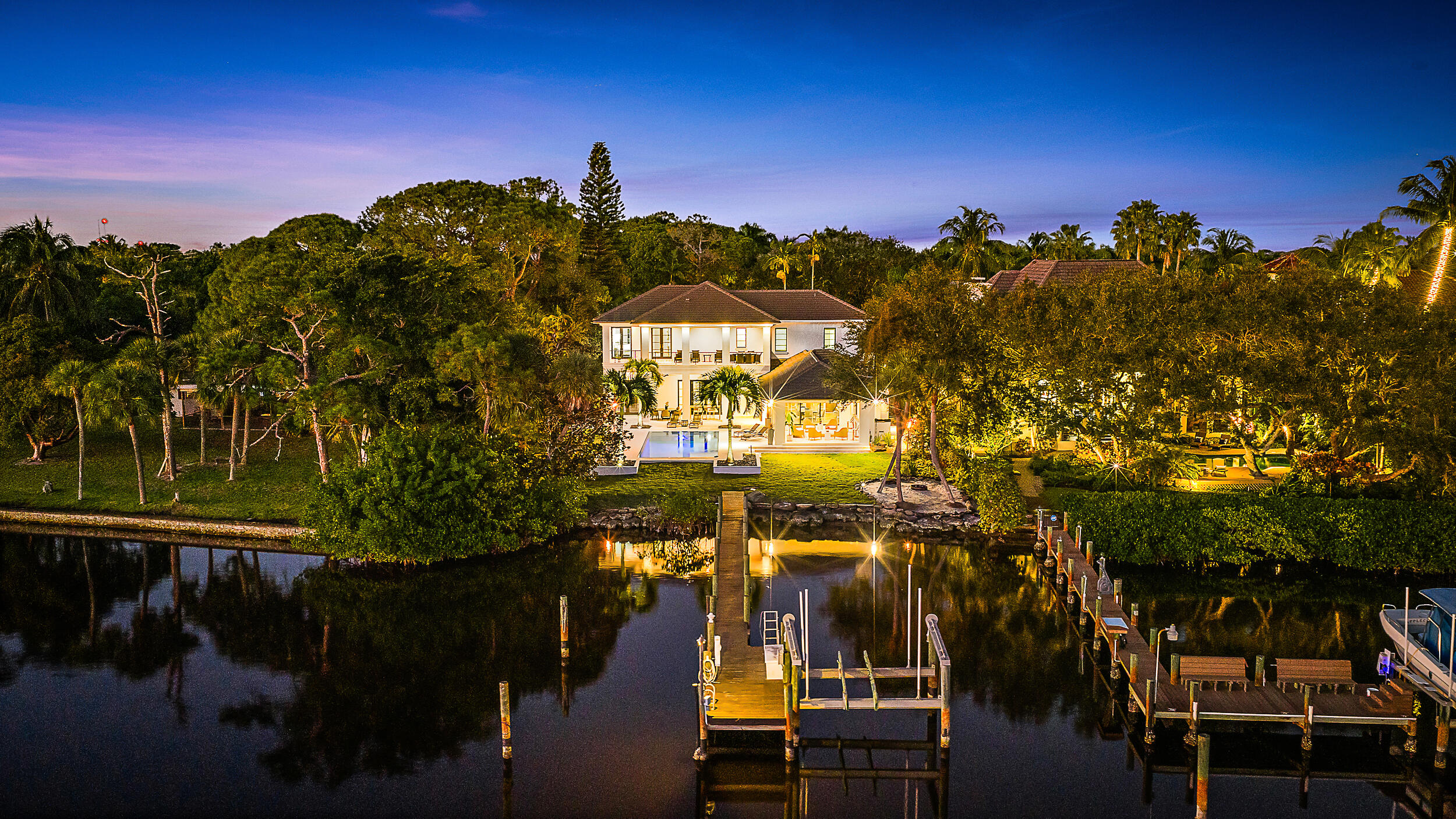 Foto de propiedad en 19651 Riverside Drive, Jupiter, FL 33469 Jupiter con MLS# 