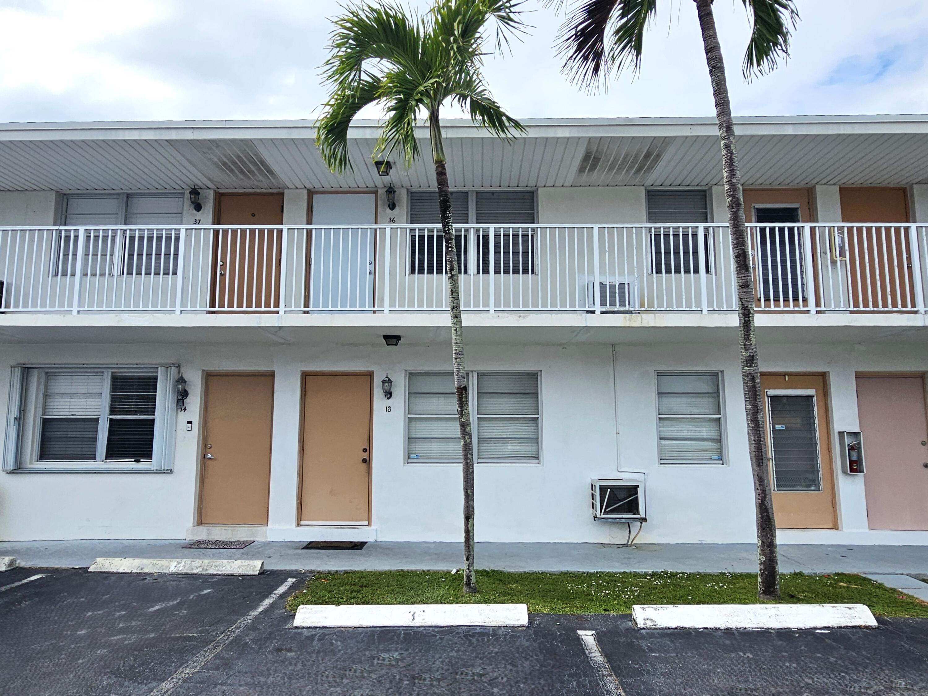 Alquilada 810 Lake Shore Drive 14, Lake Park, FL 33403, Lake Park, FL 33403