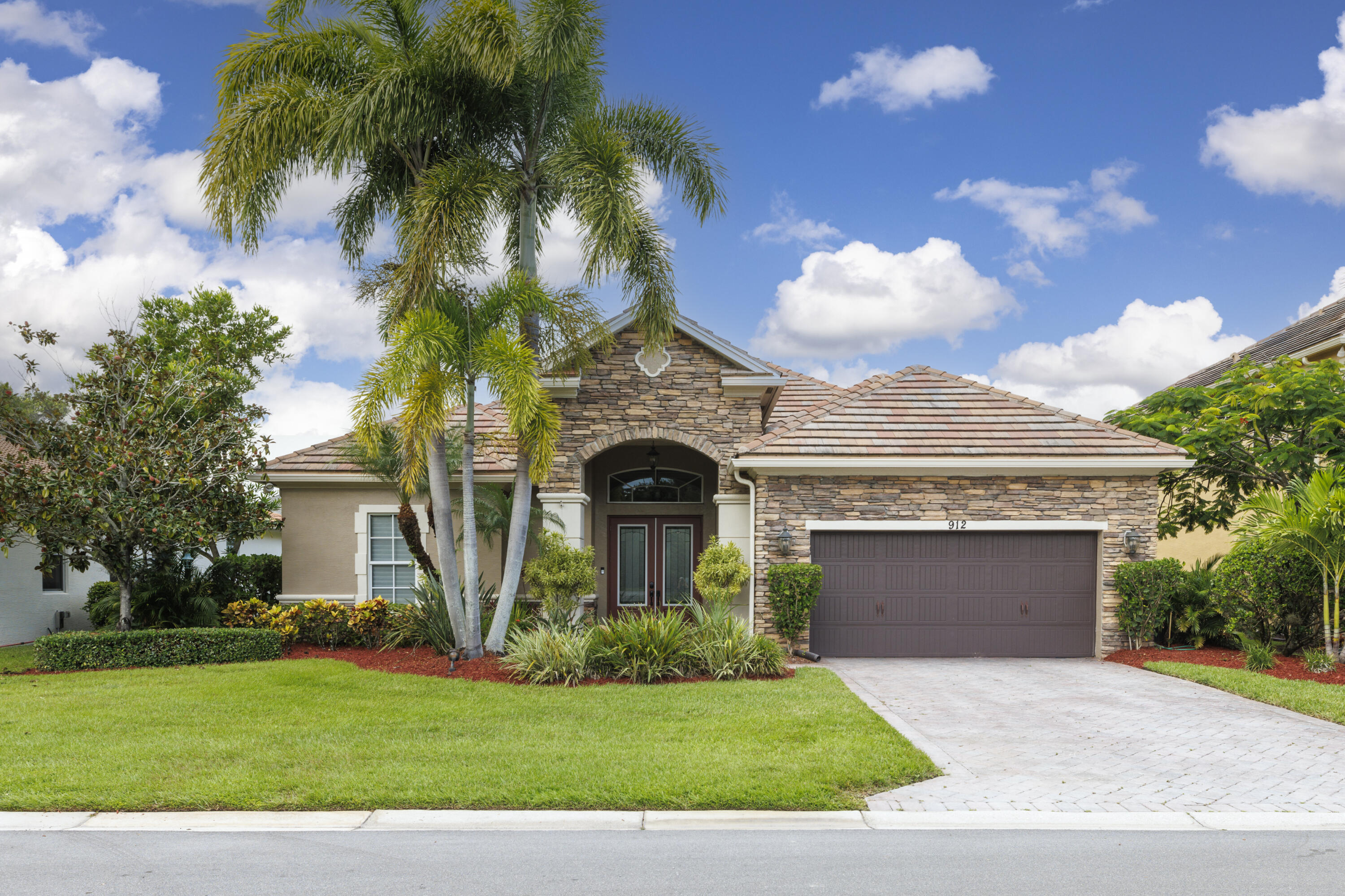 Foto de propiedad en 912 SW Sun Circle, Palm City, FL 34990 Palm City con MLS# 