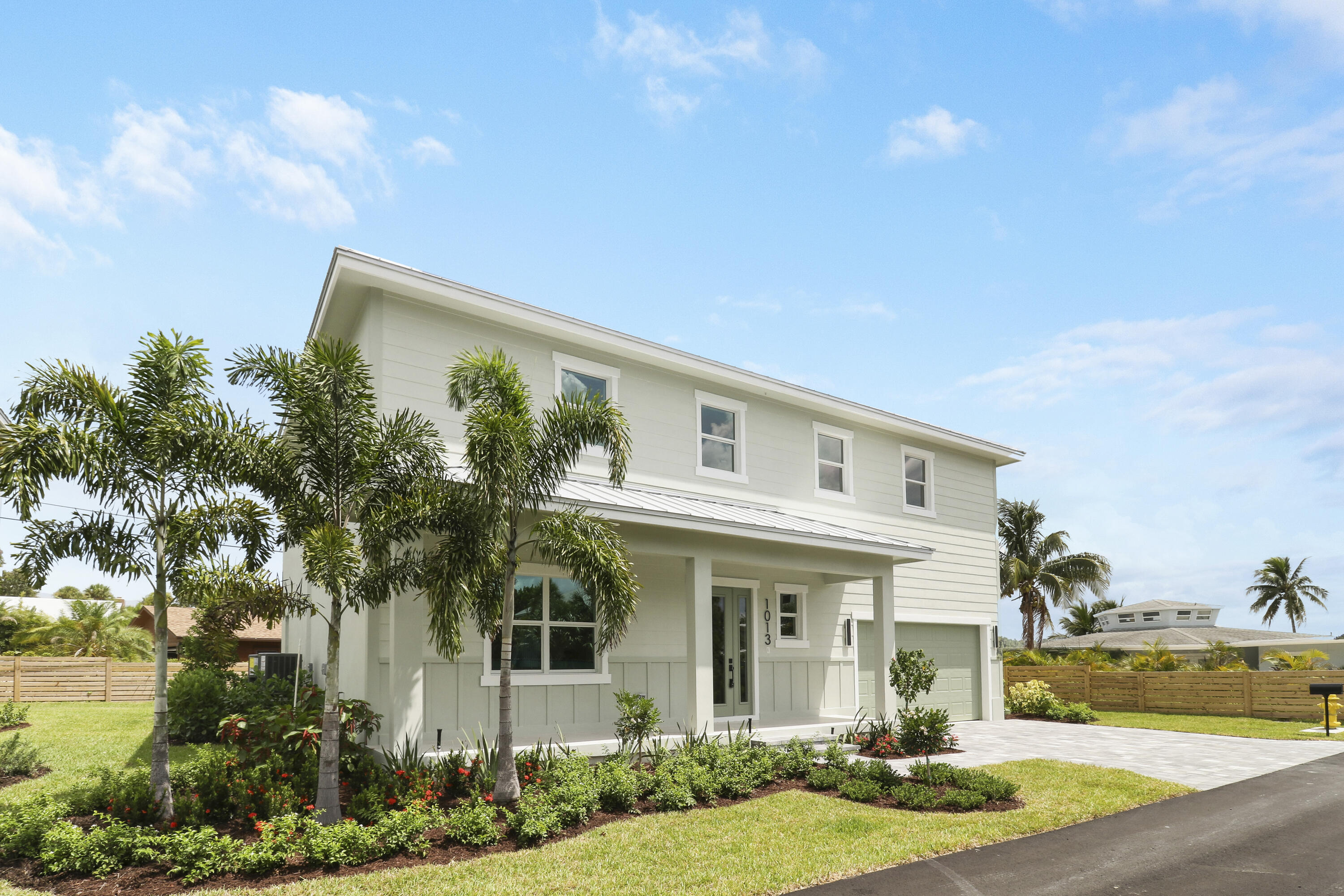 Foto de propiedad en 1013 NE Orange Avenue, Jensen Beach, FL 34957 Jensen Beach con MLS# 