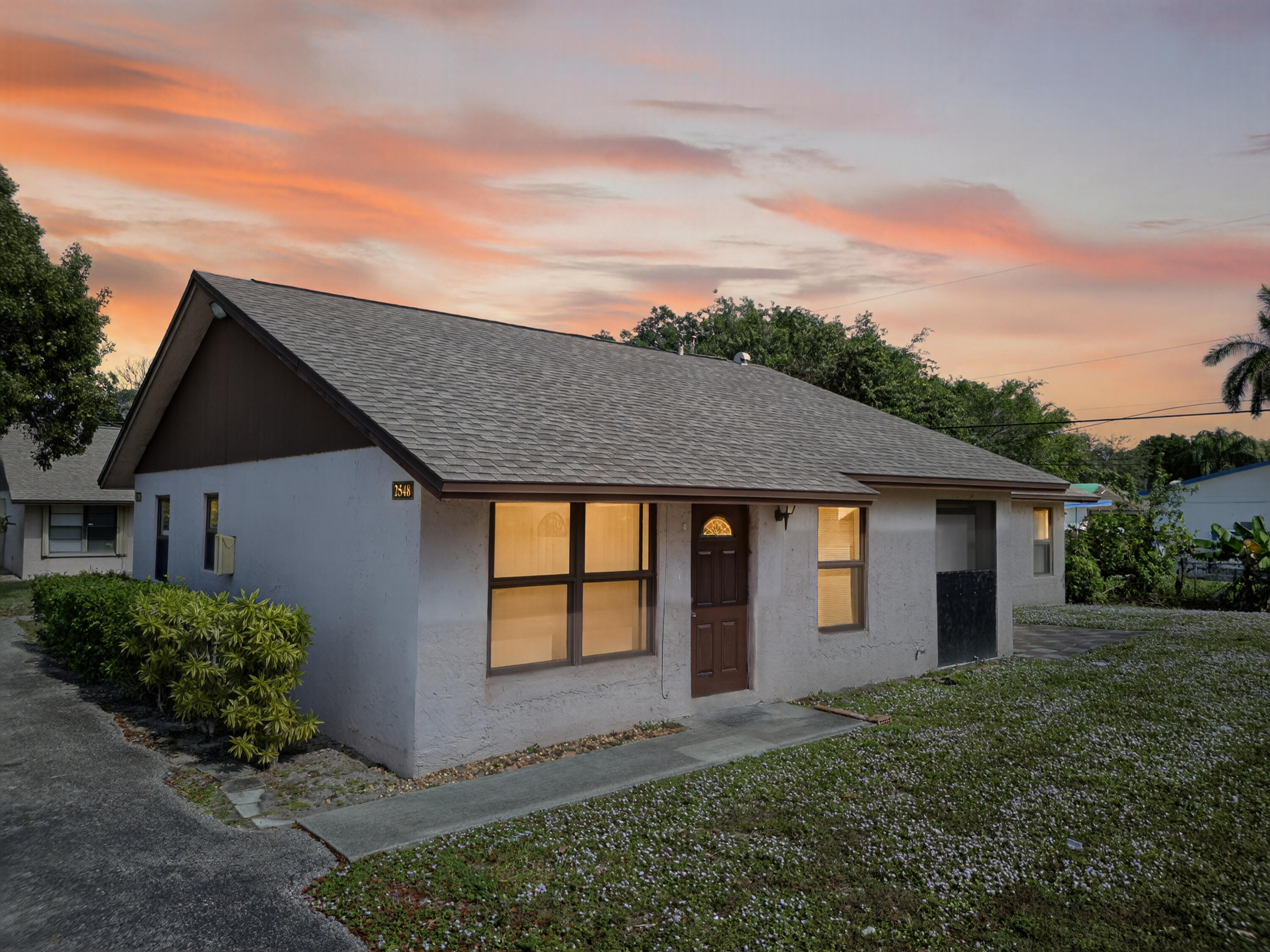 Foto de propiedad en 2548 Ida Way, West Palm Beach, FL 33415 West Palm Beach con MLS# 