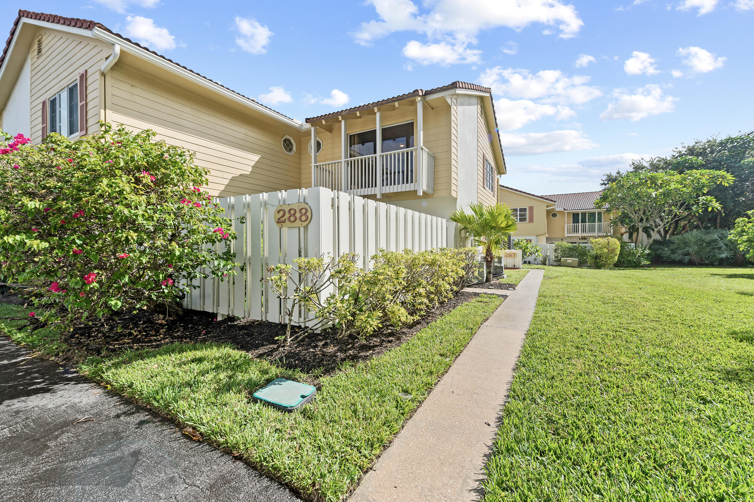 Foto de propiedad en 288 Seabreeze Circle, Jupiter, FL 33477 Jupiter con MLS# 