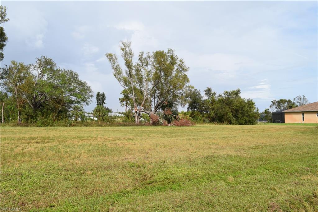 Foto de propiedad en 2221 NE 25th Terrace, Cape Coral, FL 33909 Cape Coral con MLS# 