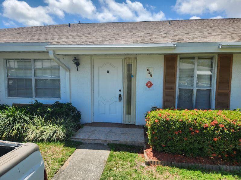Foto de propiedad en 625 Pines Knoll B, Fort Pierce, FL 34982 Fort Pierce con MLS# 