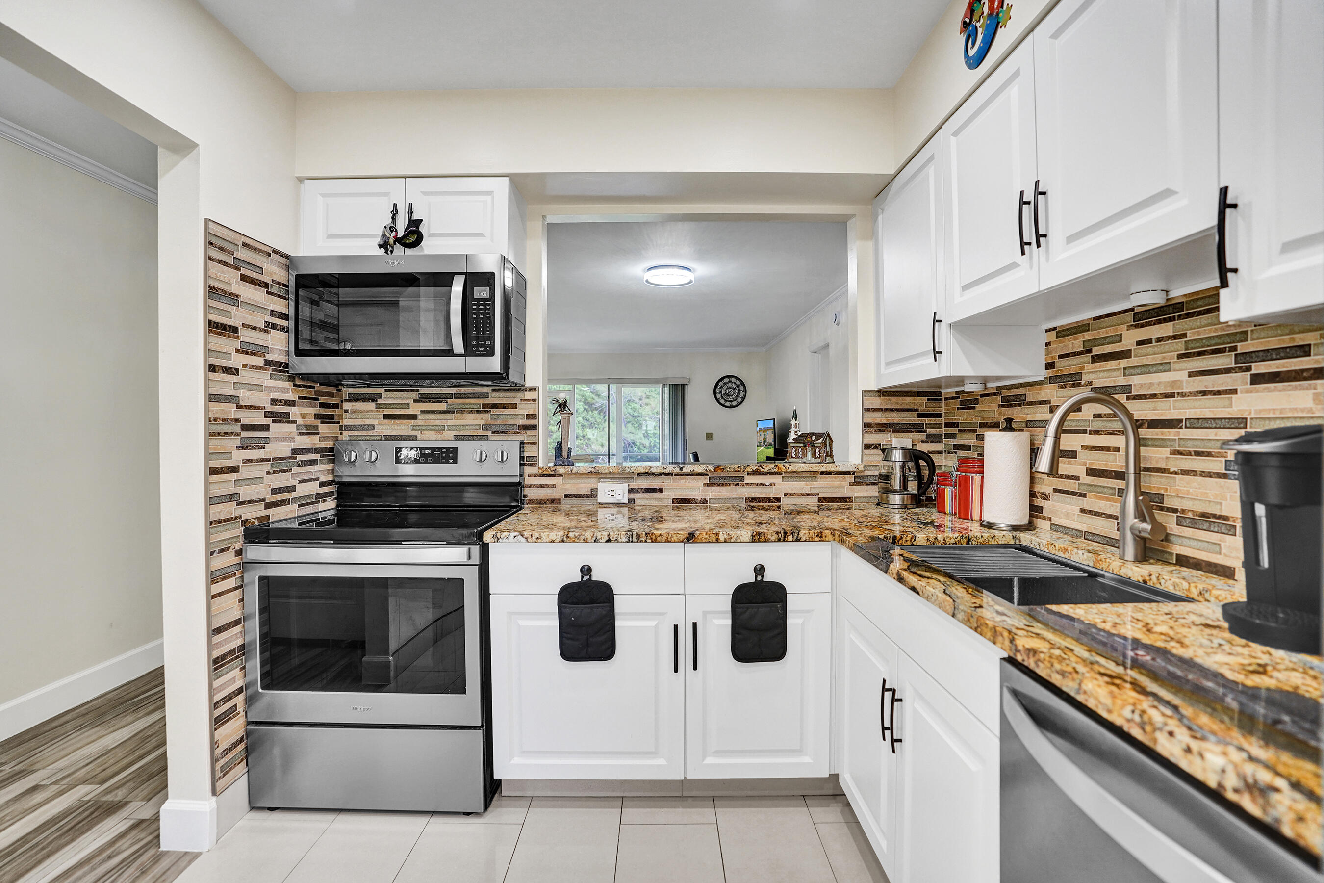 Foto de propiedad en 140 Lake Meryl Drive 140, West Palm Beach, FL 33411 West Palm Beach con MLS# 