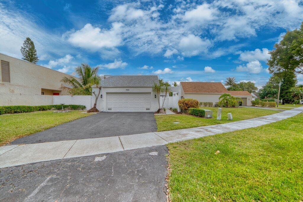 Foto de propiedad en 905 NW 22nd Avenue, Delray Beach, FL 33445 Delray Beach con MLS# 